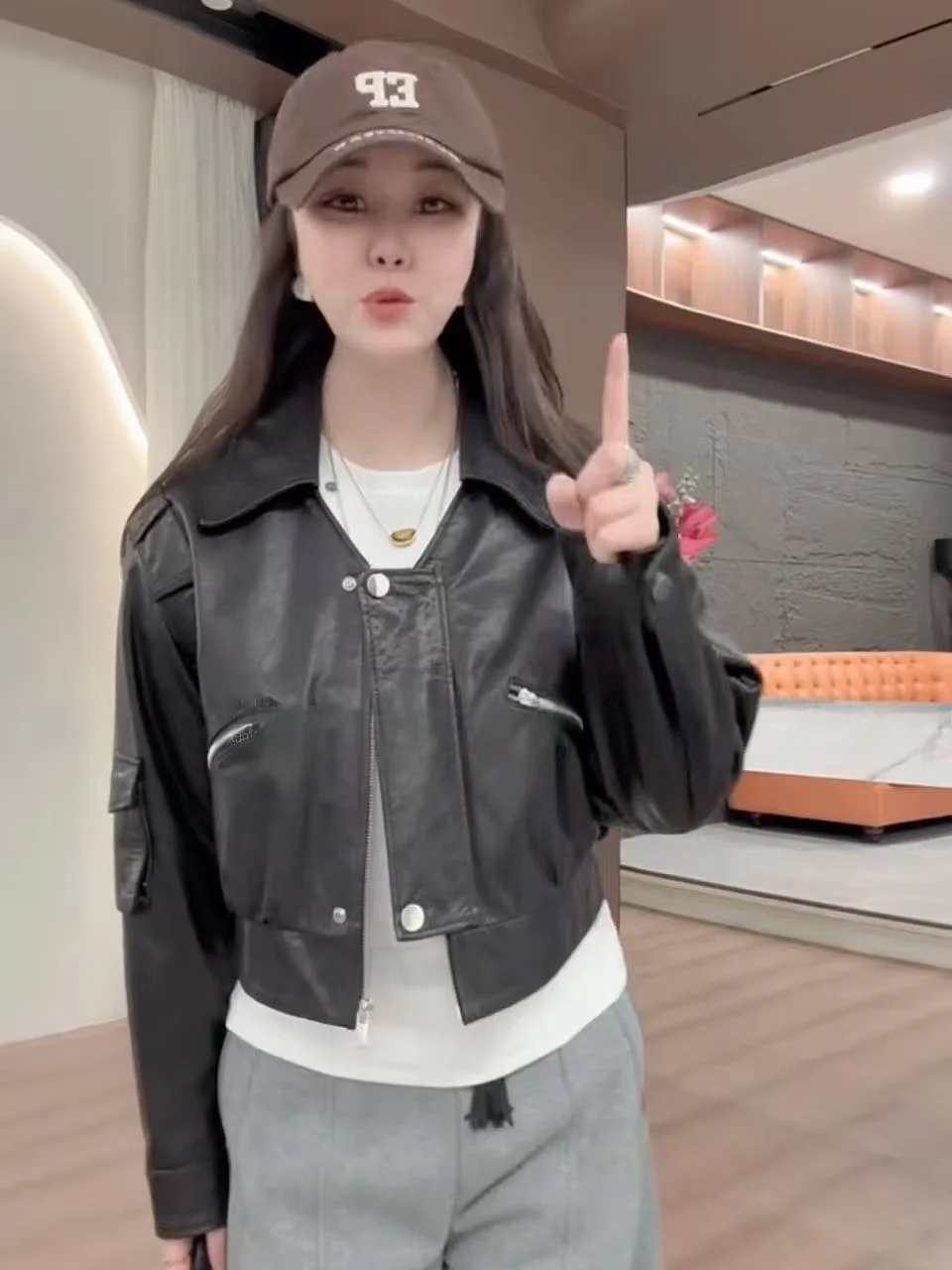 Ning 2026 New Sle Women's ort Leather Jaet eepskin Coat Zipper Closure Loose Fit Long Sve Collar
Ning 2026 New Sle Women's ort Leather Jaet eepskin Coat Zipper Closure Loose Fit Long Sve Collar