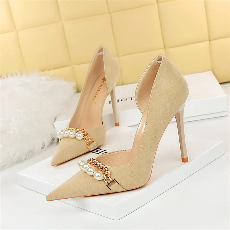 New Fashion Pearl Chain Office Women Pumps Black Flock Side Hollow High Heels Pointed Toe Shallow Mouth Party Single Shoes
New Fashion Pearl Chain Office Women Pumps Black Flock Side Hollow High Heels Pointed Toe Shallow Mouth Party Single Shoes