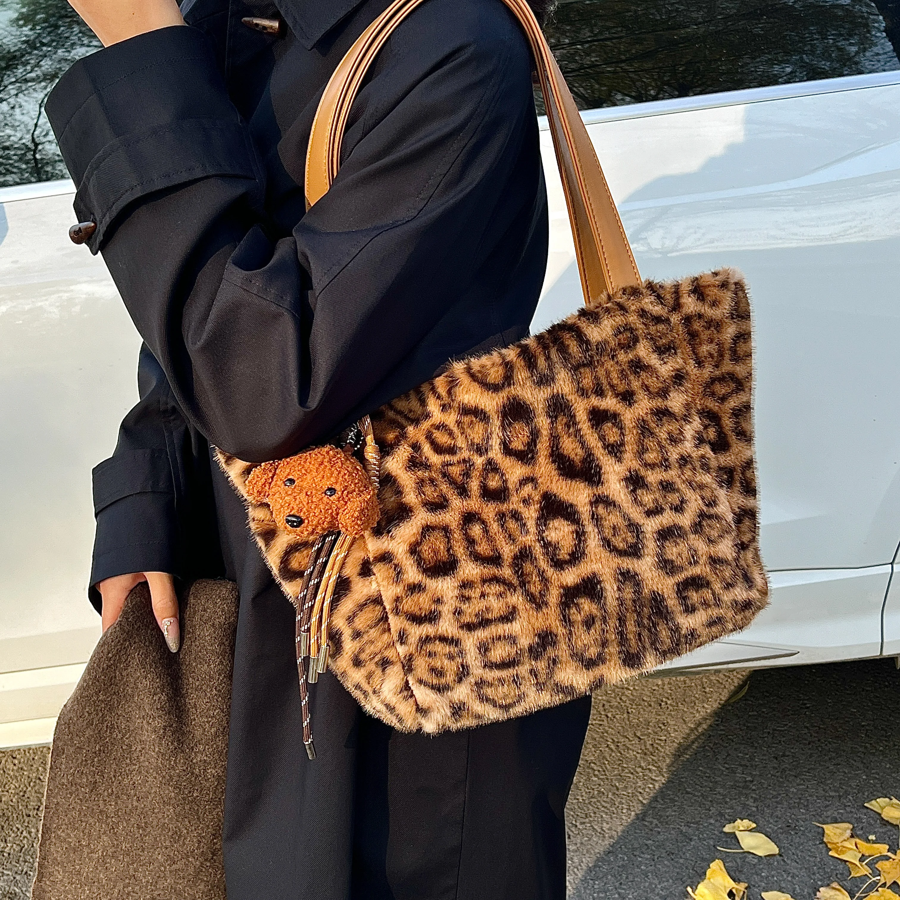 Женская мягкая плюшевая ручная сумка, новые зимние сумки-тоут с леопардовым принтом, женские сумки из искусственного меха подмышками, пушистая пушистая сумка на плечо, большая
Женская мягкая плюшевая ручная сумка, новые зимние сумки-тоут с леопардовым принтом, женские сумки из искусственного меха подмышками, пушистая пушистая сумка на плечо, большая