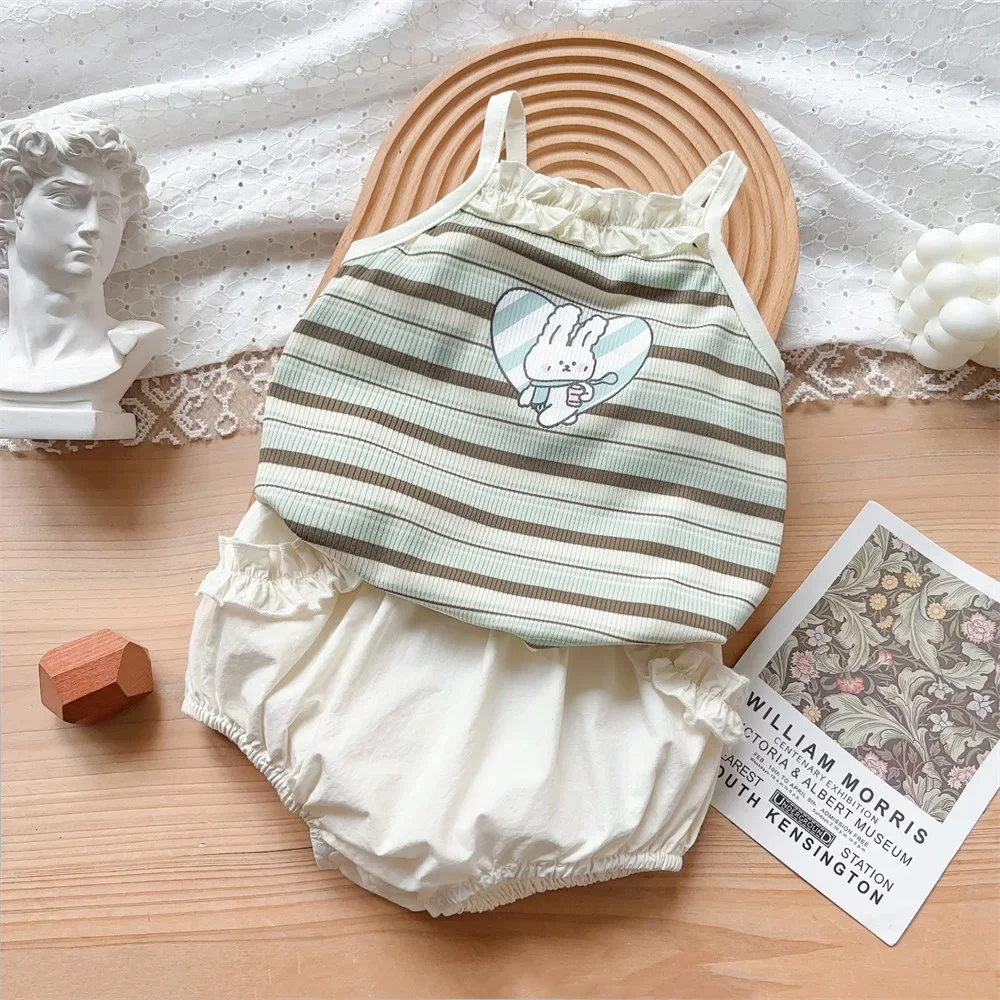 Летний наряд для девочек 1-3 лет, полосатая футболка-бретелька для маленьких девочек + шорты, супер милый тонкий комплект из двух предметов с героями мультфильмов
Летний наряд для девочек 1-3 лет, полосатая футболка-бретелька для маленьких девочек + шорты, супер милый тонкий комплект из двух предметов с героями мультфильмов