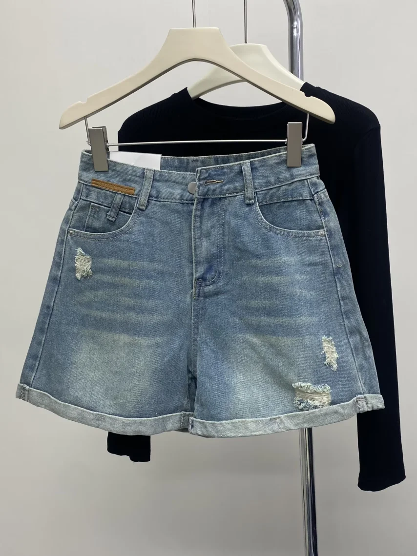 Retro High Waist A-Line Wide Leg Jeans Shorts Women's Summer New Style Distressed Casual High Waist Denim Shorts for Pear Sha...
Retro High Waist A-Line Wide Leg Jeans Shorts Women's Summer New Style Distressed Casual High Waist Denim Shorts for Pear Sha...