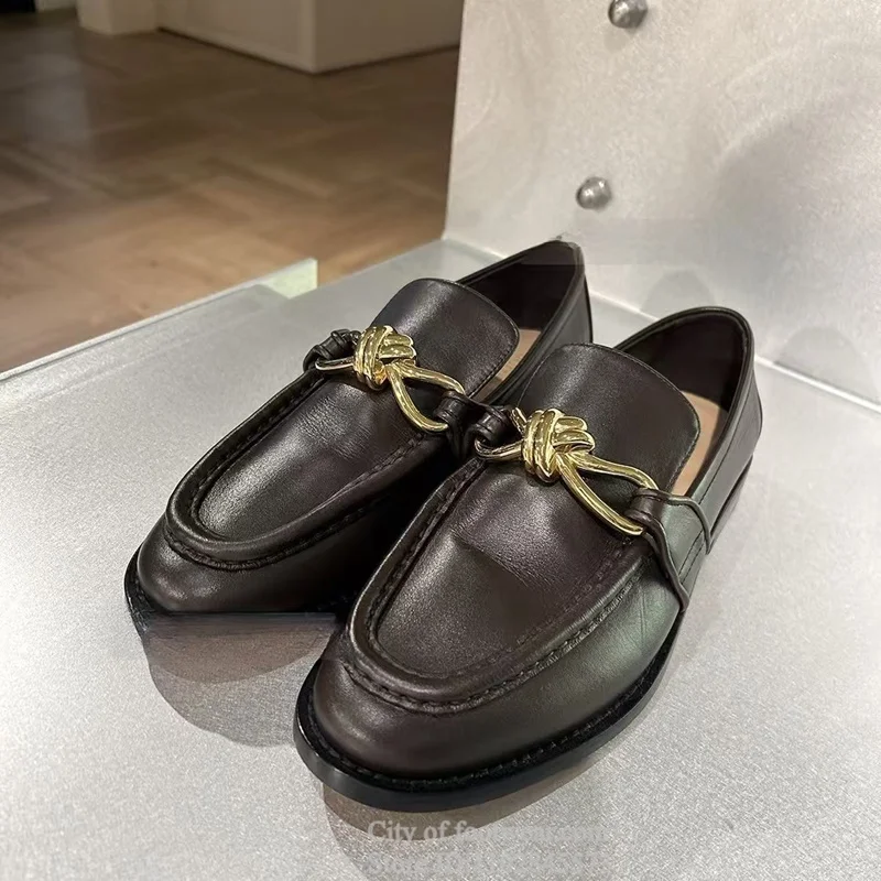 Women's 2025 New in Round Toe Flats Loafers Round Toe Metal Buckled Leather Shoes Luxury Designer Soft Suede Causal Shoes
Women's 2025 New in Round Toe Flats Loafers Round Toe Metal Buckled Leather Shoes Luxury Designer Soft Suede Causal Shoes
