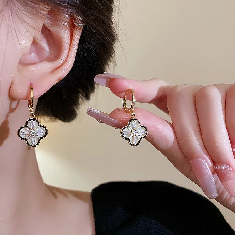 clover premium ear buckle women's 2025 new popular French niche small fragrant wind stud earrings light luxury earrings
clover premium ear buckle women's 2025 new popular French niche small fragrant wind stud earrings light luxury earrings