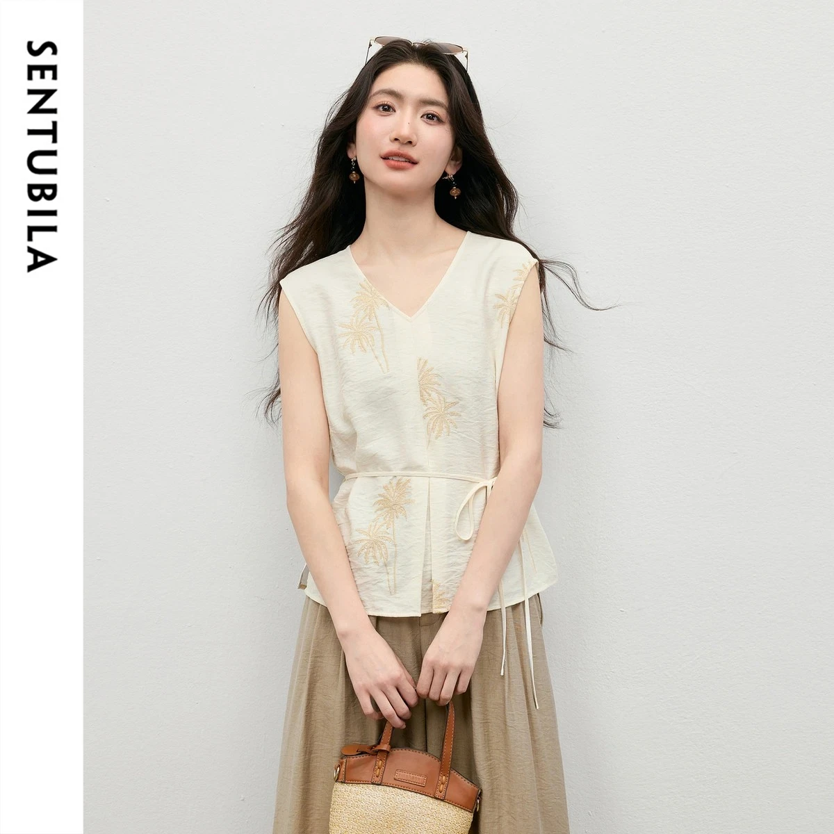 SENTUBILA Women's Sleeveless Chiffon Blouse Summer Elegant V-Neck Embroidery Removable Waist Tie Split Hem Loose Shirt 162VB5869
SENTUBILA Women's Sleeveless Chiffon Blouse Summer Elegant V-Neck Embroidery Removable Waist Tie Split Hem Loose Shirt 162VB5869