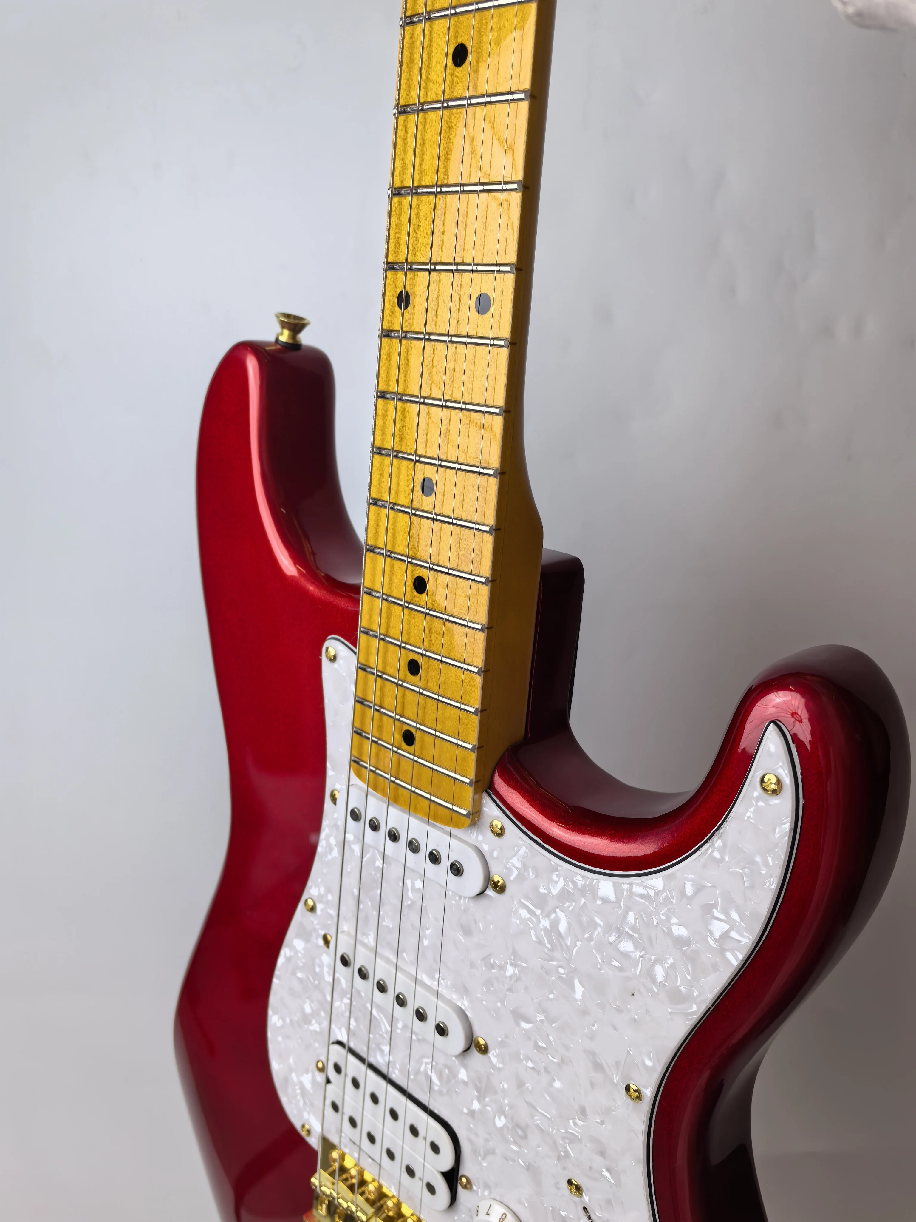 Оптовая продажа, цвет можно настроить, классическая 22-тональная 6-струнная электрогитара, прямая продажа с фабрики, можно отправлен по заказу.
Оптовая продажа, цвет можно настроить, классическая 22-тональная 6-струнная электрогитара, прямая продажа с фабрики, можно отправлен по заказу.