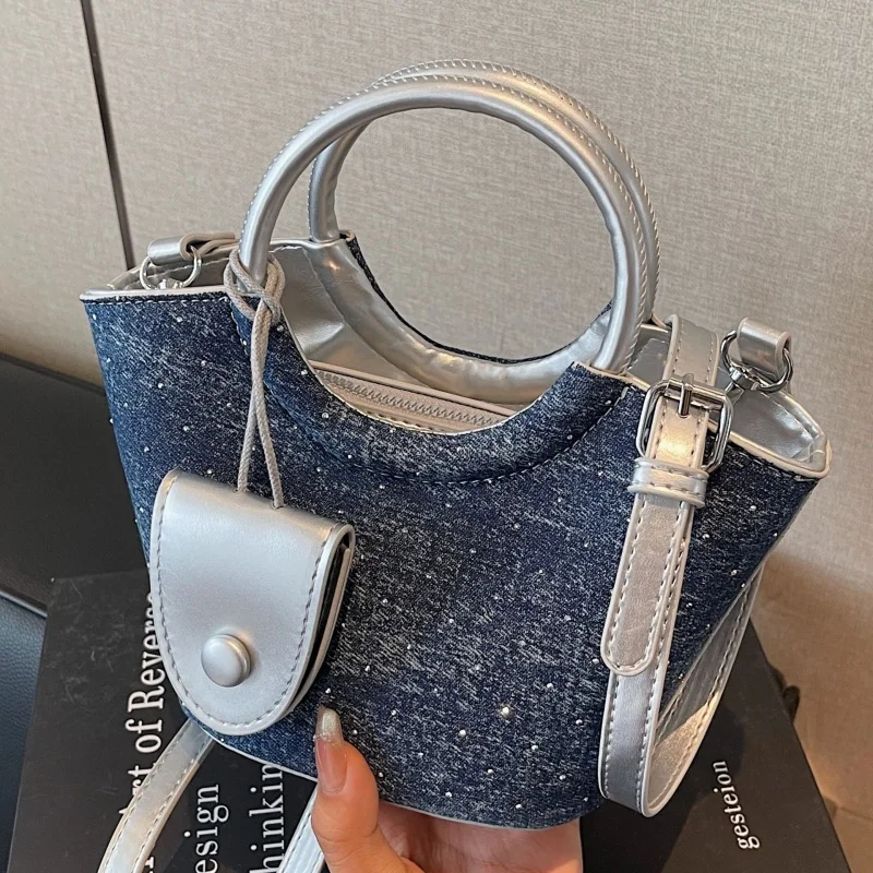 Модная корзина для овощей в стиле ретро, сумка с ведром для воды, простая и универсальная сумка через плечо.
Модная корзина для овощей в стиле ретро, сумка с ведром для воды, простая и универсальная сумка через плечо.