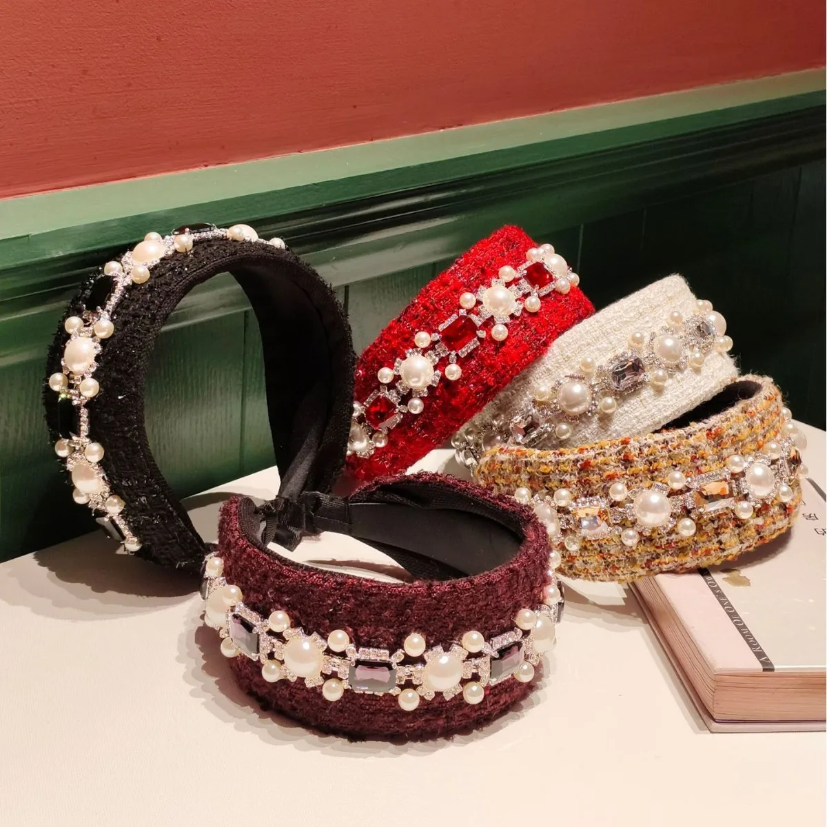 Winter New Fashion Retro High-End Pearl and Rhinestone Headband Heavy Craft Light Luxury Hair Accessory
Winter New Fashion Retro High-End Pearl and Rhinestone Headband Heavy Craft Light Luxury Hair Accessory