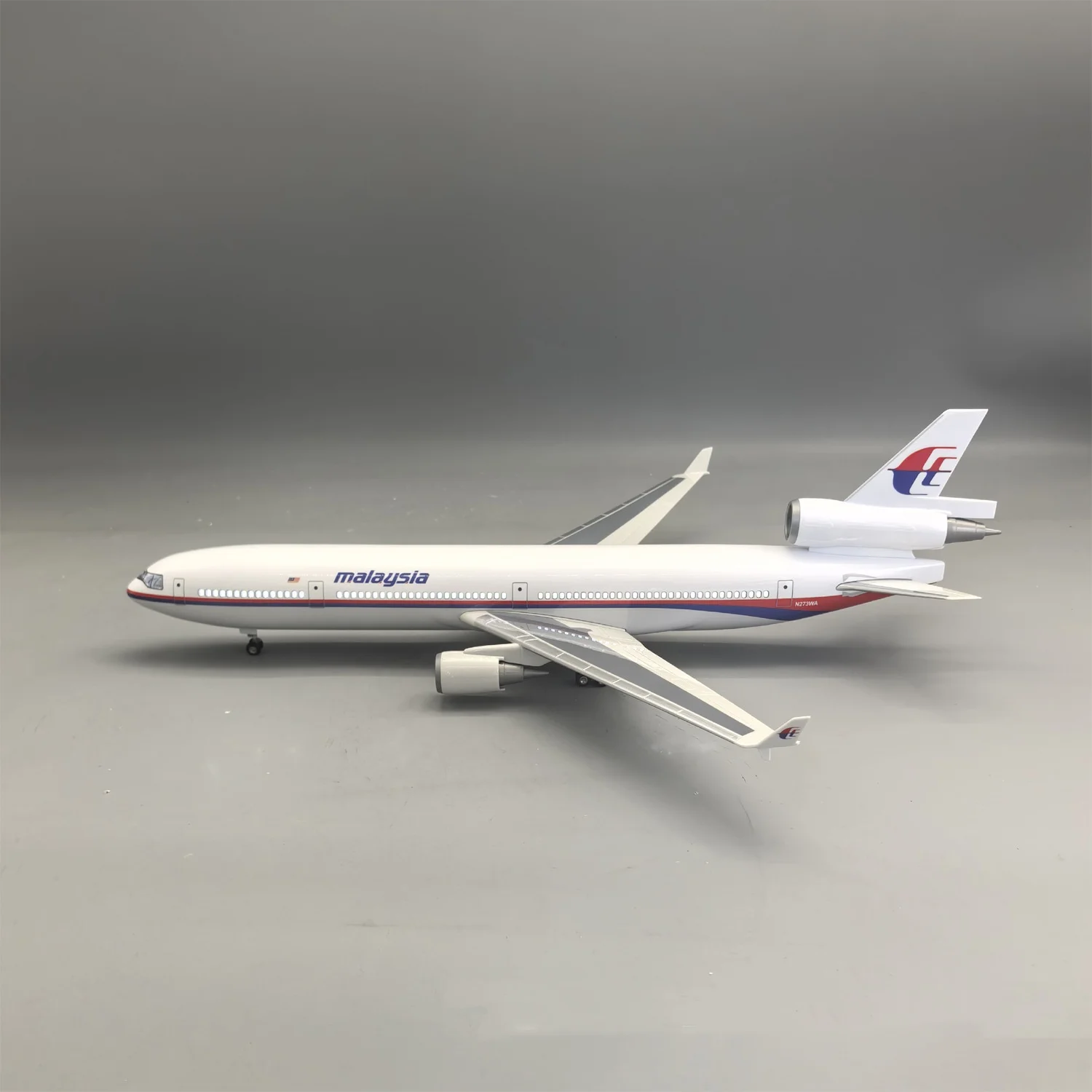 1/130 Scale Aircraft 47cm Malaysia MD-11 Resin Diecast Airplane Model With Lights And Stand For Adults Collection Desktop Decor
1/130 Scale Aircraft 47cm Malaysia MD-11 Resin Diecast Airplane Model With Lights And Stand For Adults Collection Desktop Decor