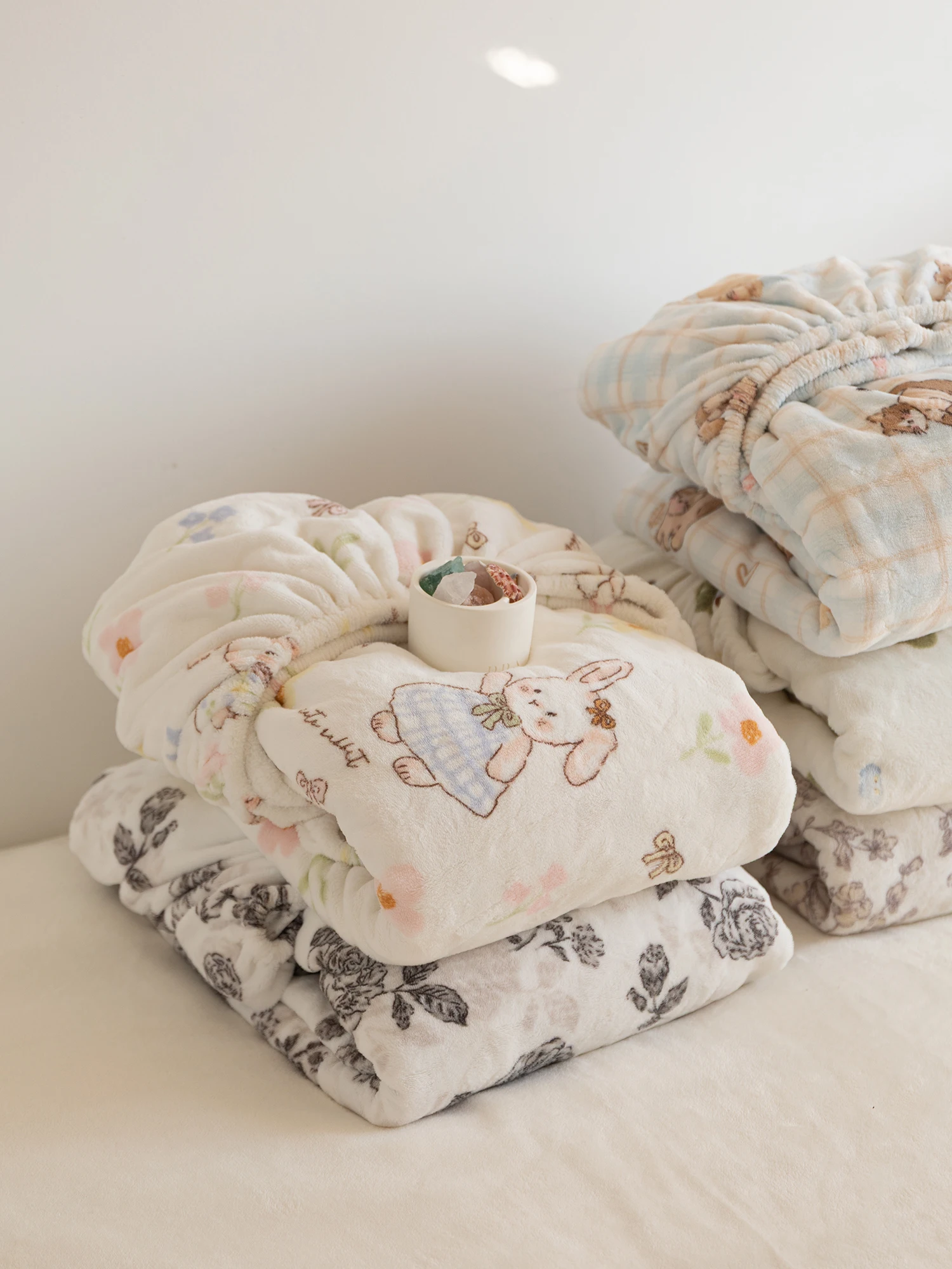 Thickened Warm Milk Velvet Bed Canopy Single Piece Cartoon Print Bedding Protector Cover Universal Season Elastic Band Fixed
Thickened Warm Milk Velvet Bed Canopy Single Piece Cartoon Print Bedding Protector Cover Universal Season Elastic Band Fixed