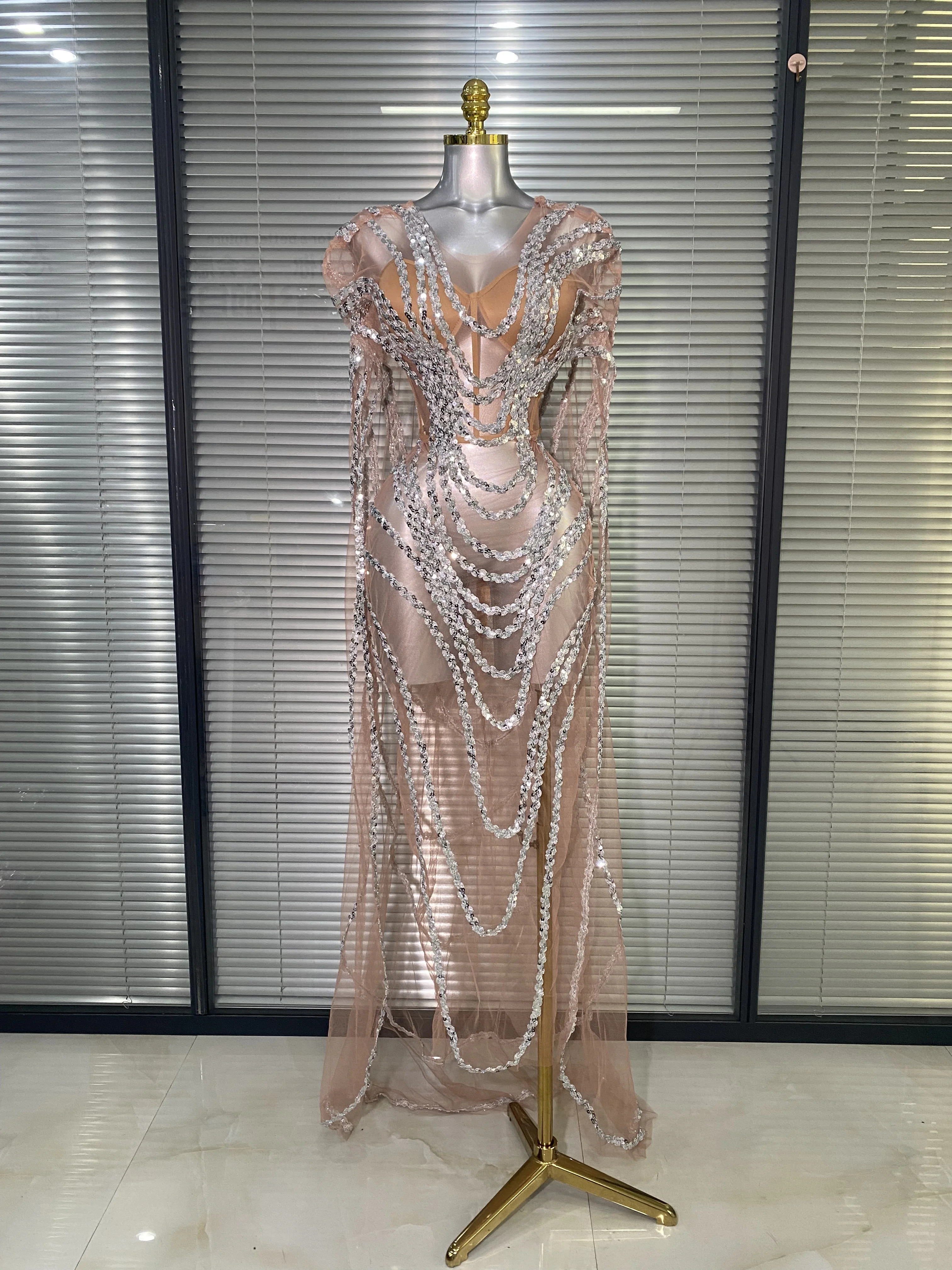 New Women Sexy Mesh Sheer Sequins Silver Gold Trailing Maxi Dress See Through Party Costume Stage Performance Dress
New Women Sexy Mesh Sheer Sequins Silver Gold Trailing Maxi Dress See Through Party Costume Stage Performance Dress