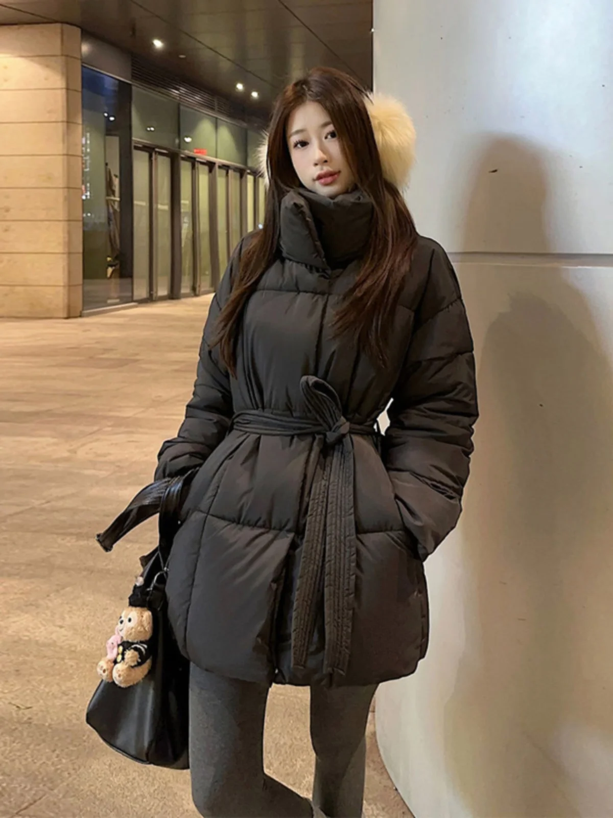Утепленная хлопковая куртка женская зимняя, новый стиль, свободный крой, с воротником-стойкой, с поясом, стройнящая, теплая, в корейском стиле, с длинными рукавами
Утепленная хлопковая куртка женская зимняя, новый стиль, свободный крой, с воротником-стойкой, с поясом, стройнящая, теплая, в корейском стиле, с длинными рукавами