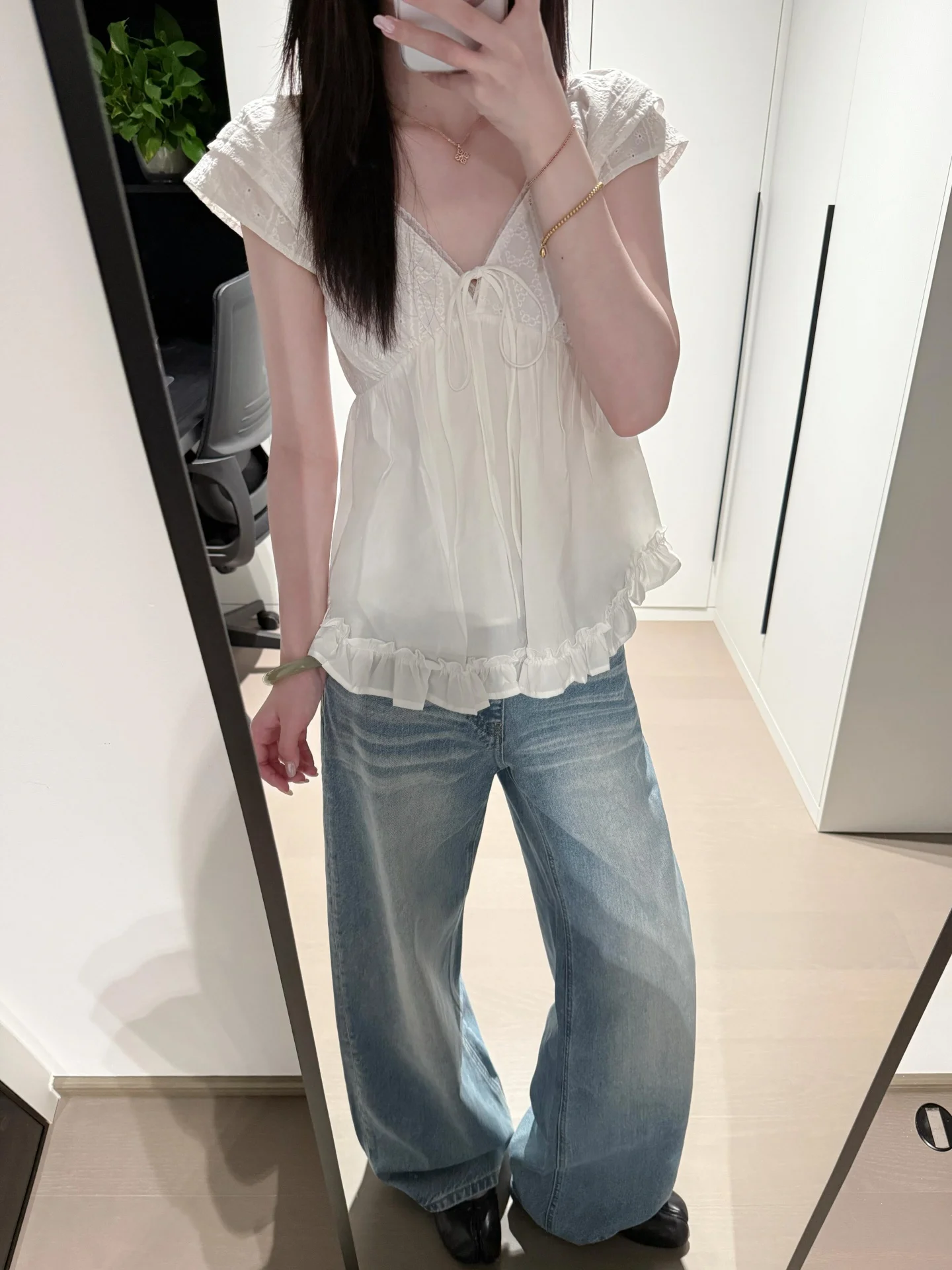 White V-Neck Lace-Bordered Loose Women's Shirt Summer Korean Style Gentle Fairy Doll Top with Fly Sleeve And Bow-Knot Detail
White V-Neck Lace-Bordered Loose Women's Shirt Summer Korean Style Gentle Fairy Doll Top with Fly Sleeve And Bow-Knot Detail