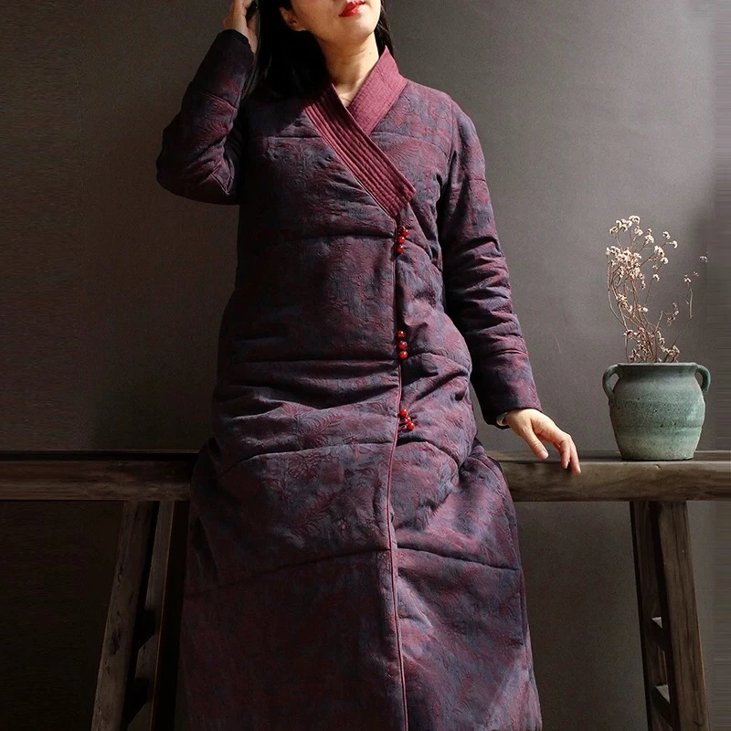 Оригинальное китайское свободное женское хлопковое платье-халат с длинными рукавами, круглым вырезом, на пуговицах, в традиционном национальном стиле.
Оригинальное китайское свободное женское хлопковое платье-халат с длинными рукавами, круглым вырезом, на пуговицах, в традиционном национальном стиле.