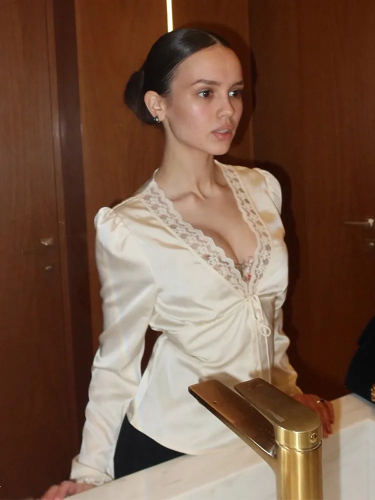 Роскошная кремовая атласная блузка с кружевом, модный топ с V-образным вырезом и завязками спереди, с пышными рукавами, новинка 2026 года, высококачественная универсальная рубашка для женщин
Роскошная кремовая атласная блузка с кружевом, модный топ с V-образным вырезом и завязками спереди, с пышными рукавами, новинка 2026 года, высококачественная универсальная рубашка для женщин