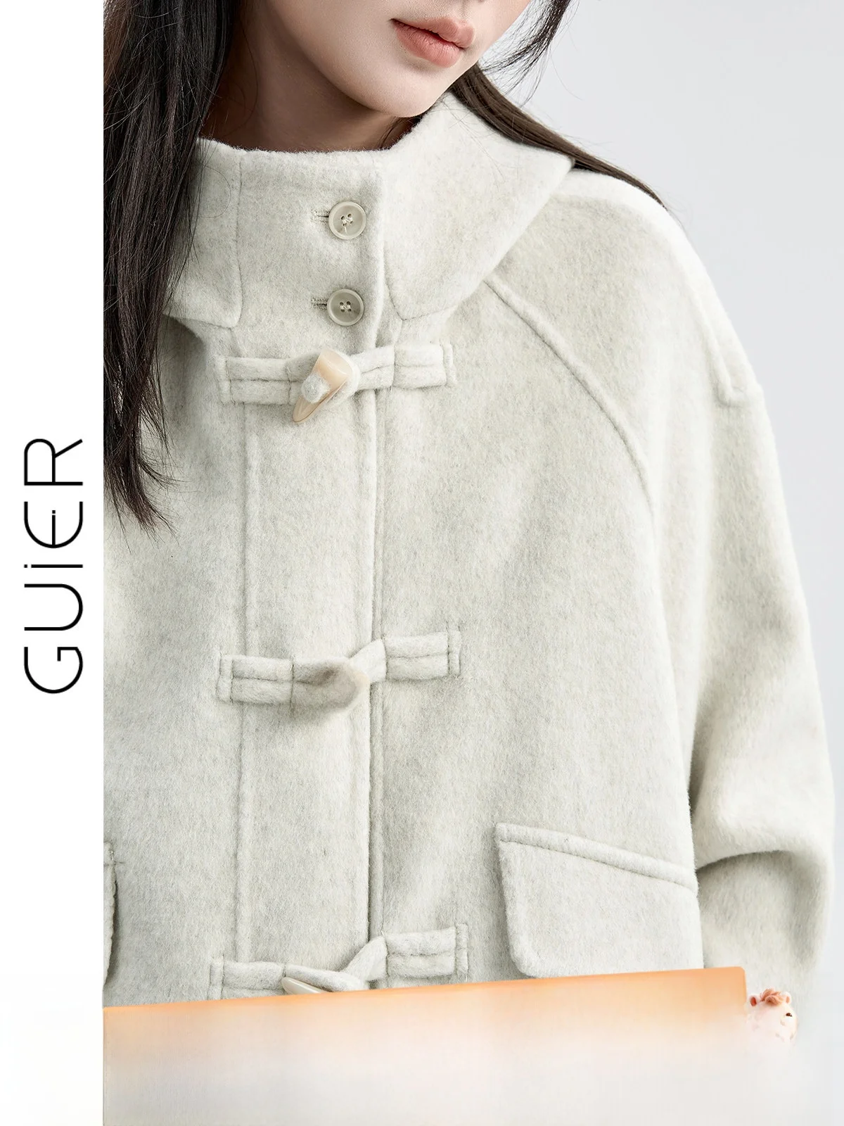 Guier Women's ort Double-Breasted Woolen Coat with Hat Winter Vintage Sle Horn Buttons Casual Faion Outerwear
Guier Women's ort Double-Breasted Woolen Coat with Hat Winter Vintage Sle Horn Buttons Casual Faion Outerwear