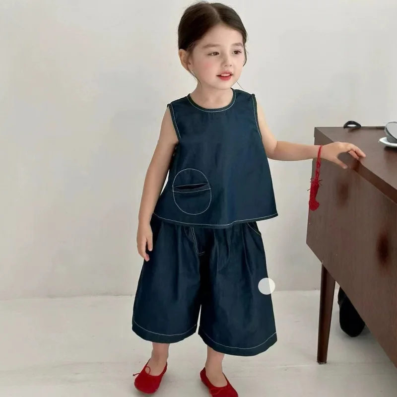 Girls' Denim Suit2026New stylish and fashionable sleeveless vest and shorts two-piece summer outfit for children
Girls' Denim Suit2026New stylish and fashionable sleeveless vest and shorts two-piece summer outfit for children