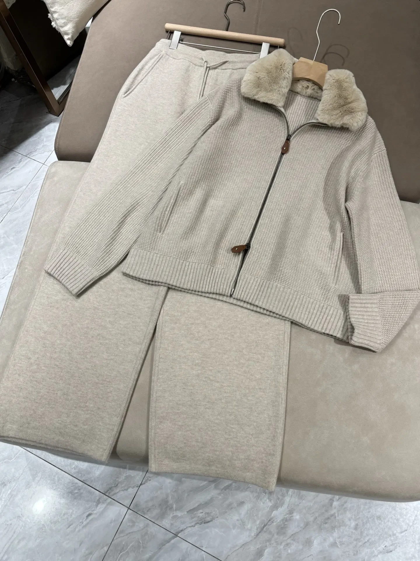 Women 2-Pieces Set Detachable Fur Collar Long Sleeve Cardigan + Elastic Waist Wide Leg Pants Casual Knitted Suits
Women 2-Pieces Set Detachable Fur Collar Long Sleeve Cardigan + Elastic Waist Wide Leg Pants Casual Knitted Suits
