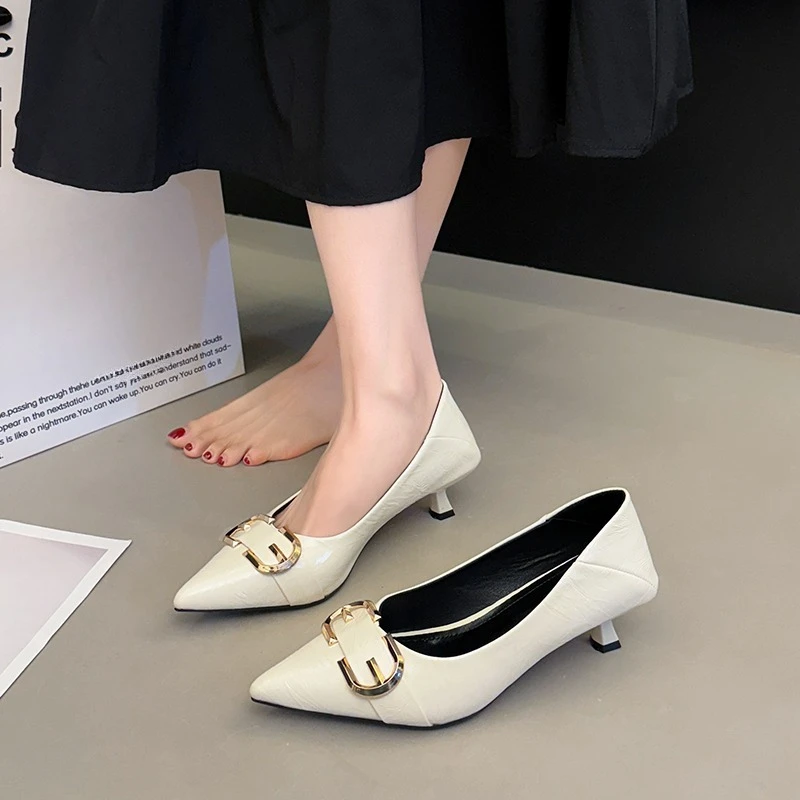 Туфли женские на низком каблуке с острым носком, модель 2026
Туфли женские на низком каблуке с острым носком, модель 2026