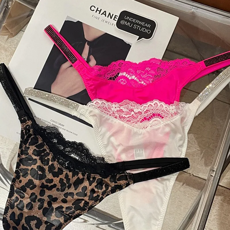 Кружевные сексуальные трусики со стразами для девочек, бесшовное нижнее белье, прозрачные стринги с надписью для женщин, женские трусы с низкой посадкой
Кружевные сексуальные трусики со стразами для девочек, бесшовное нижнее белье, прозрачные стринги с надписью для женщин, женские трусы с низкой посадкой