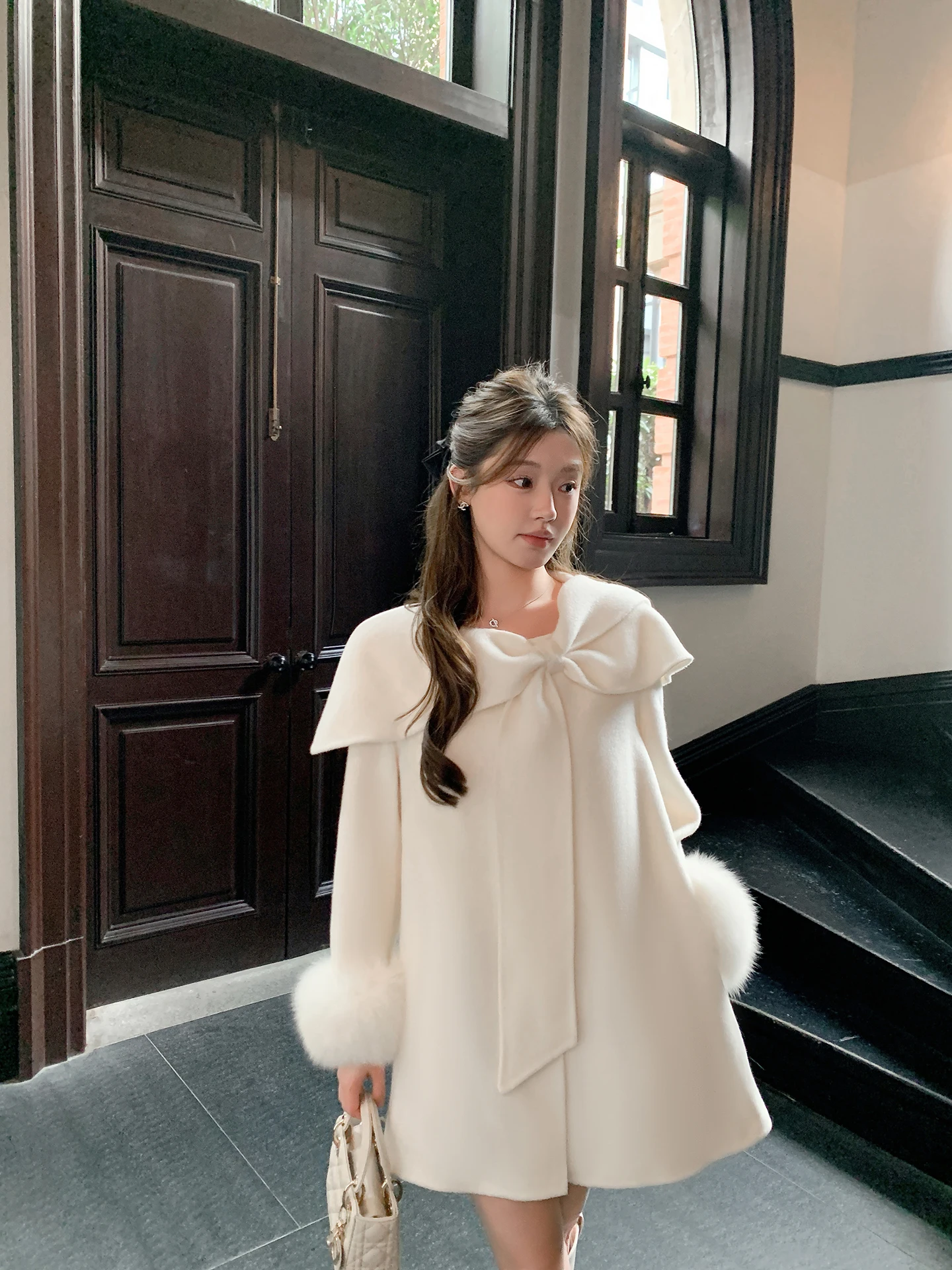 White Fur Double-Sided Woolen Coat Women's Sle Beautiful Cowl Ne Woolen Outerwear Korean Version Commute Sle
White Fur Double-Sided Woolen Coat Women's Sle Beautiful Cowl Ne Woolen Outerwear Korean Version Commute Sle