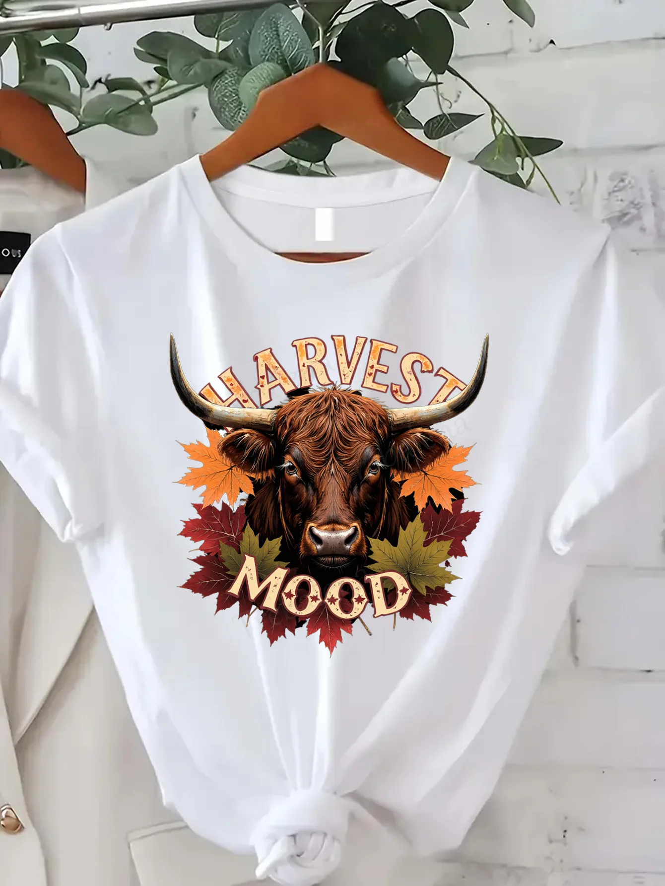 Удобная женская футболка с принтом «Жерожайное настроение» с осенними листьями и рисунком быка для женщин»
Удобная женская футболка с принтом «Жерожайное настроение» с осенними листьями и рисунком быка для женщин»