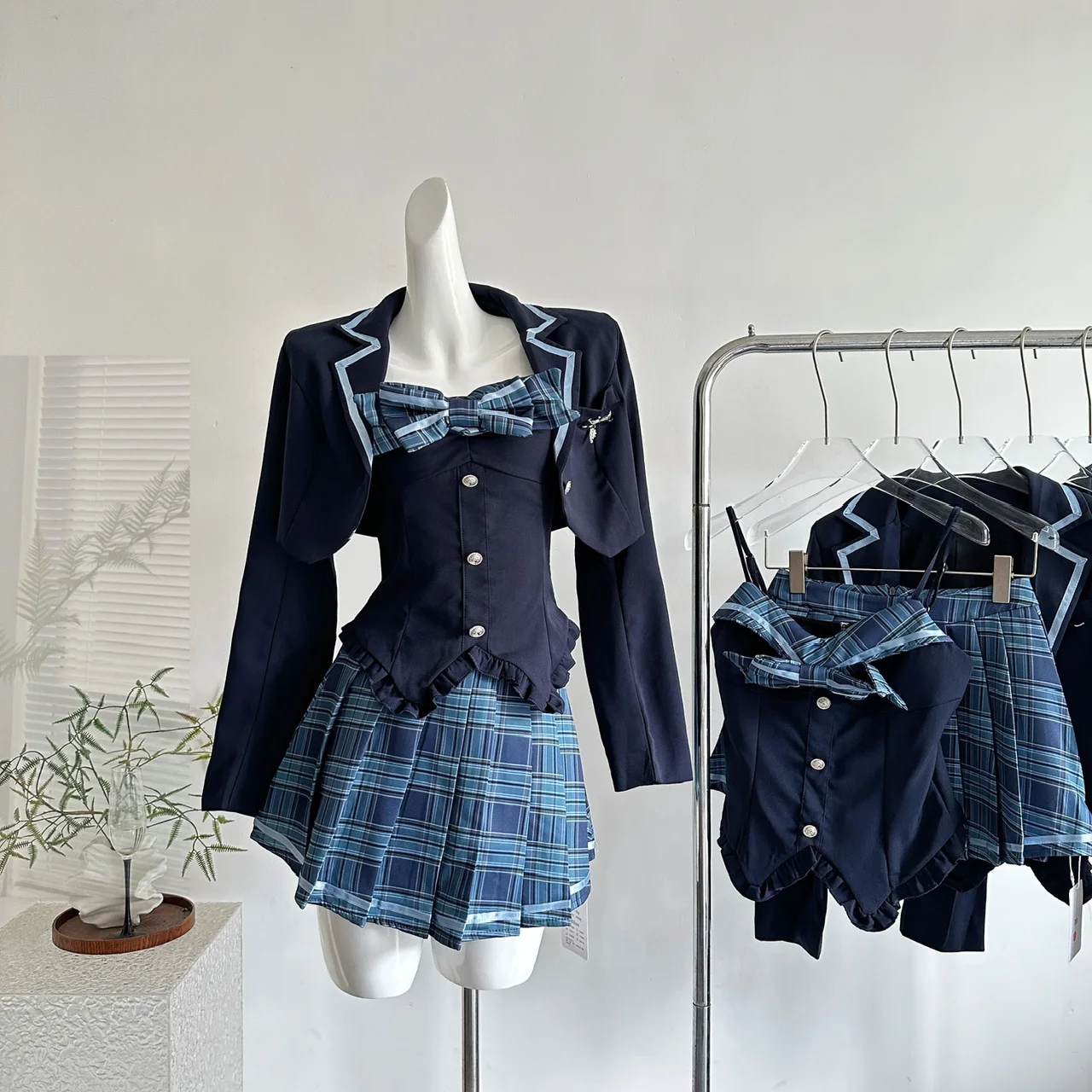 Симпатичный комплект из трех предметов во французском винтажном стиле в консервативном стиле: женское пальто с длинными рукавами + топ-труба с бантом + клетчатая мини-юбка, сладкий комплект Y2K 
Симпатичный комплект из трех предметов во французском винтажном стиле в консервативном стиле: женское пальто с длинными рукавами + топ-труба с бантом + клетчатая мини-юбка, сладкий комплект Y2K