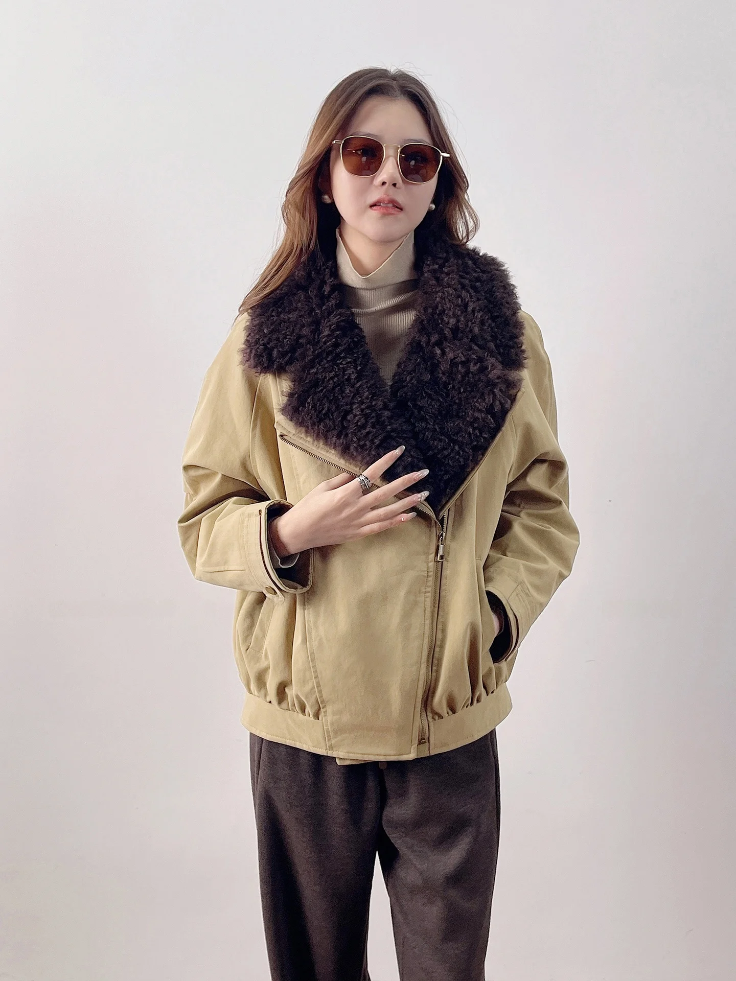 Корейская утепленная парка с воротником из овечьей шерсти, теплая зимняя куртка на молнии, удлиненная, для повседневной носки, стандартной длины
Корейская утепленная парка с воротником из овечьей шерсти, теплая зимняя куртка на молнии, удлиненная, для повседневной носки, стандартной длины