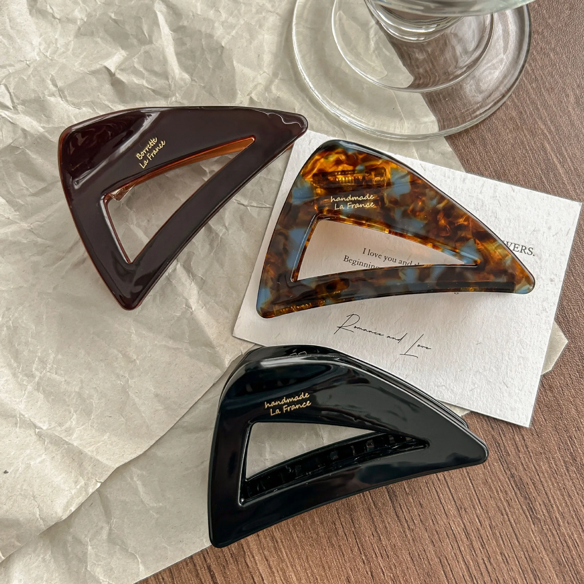 Необычные кофейные большие треугольные геометрические акриловые заколки для волос для женщин, винтажный стиль, зажим в виде акулы, очаровательные аксессуары для головы
Необычные кофейные большие треугольные геометрические акриловые заколки для волос для женщин, винтажный стиль, зажим в виде акулы, очаровательные аксессуары для головы