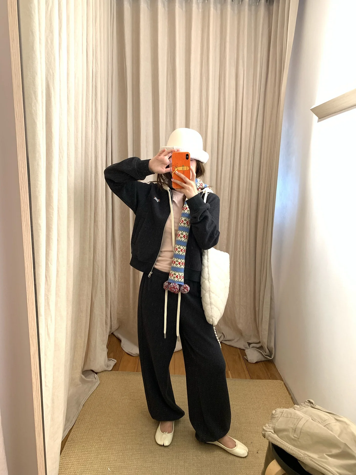 Женский повседневный шерстяной комплект: худи с вышивкой и длинные брюки на молнии. Модель для осени, зимы и весны.
Женский повседневный шерстяной комплект: худи с вышивкой и длинные брюки на молнии. Модель для осени, зимы и весны.