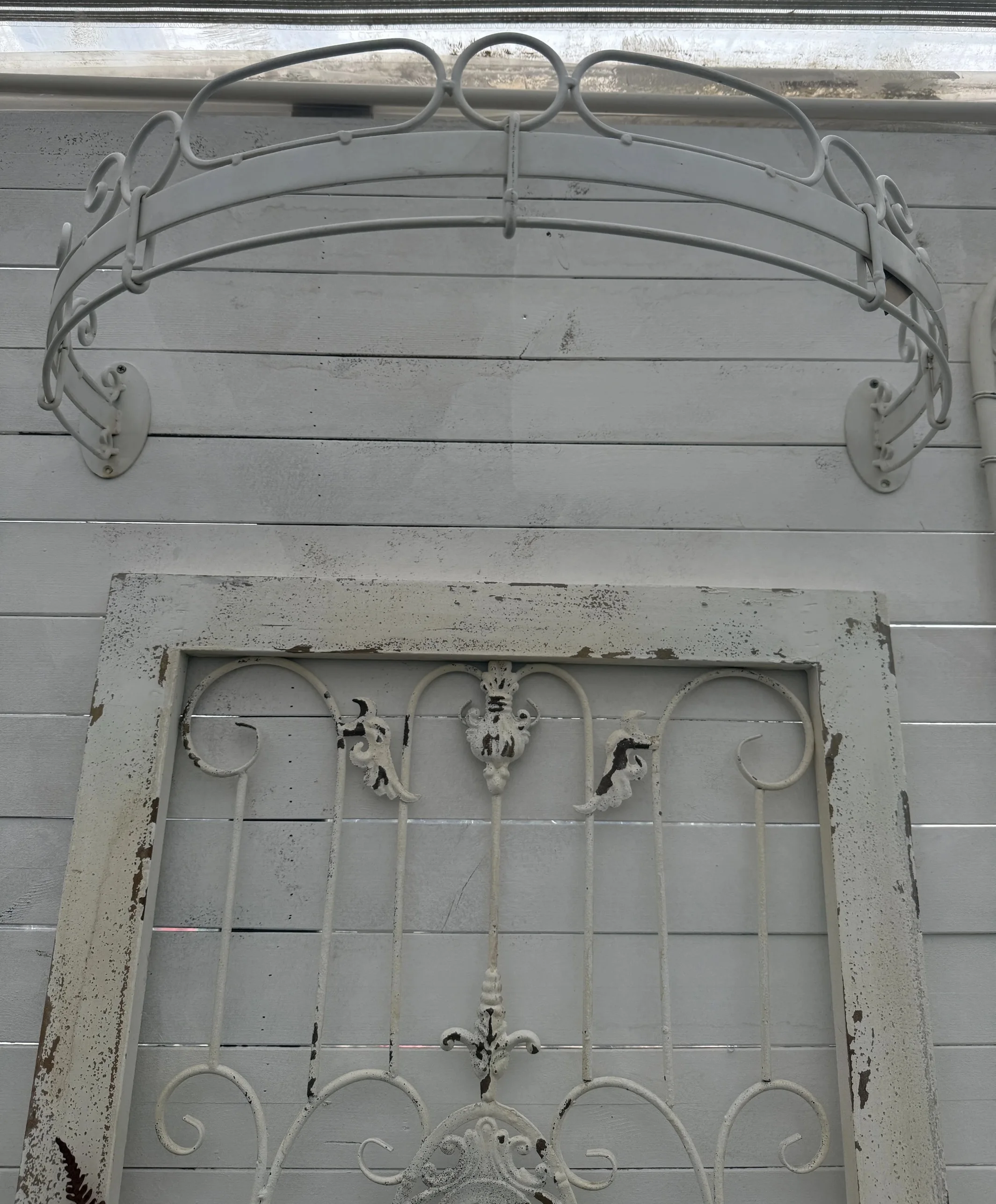 Curved Metal Wall Shelf, White Wrought Iron, Decorative Scrollwork Design, 29.5x16.1x4.3 Inches, Door or Window Mount
Curved Metal Wall Shelf, White Wrought Iron, Decorative Scrollwork Design, 29.5x16.1x4.3 Inches, Door or Window Mount