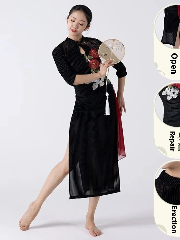 Honghua Striped Velvet Autumn/winter Dance Performance Dress with Silk Scarf Stand Collar Classical Hollow Cheongsam Style
Honghua Striped Velvet Autumn/winter Dance Performance Dress with Silk Scarf Stand Collar Classical Hollow Cheongsam Style