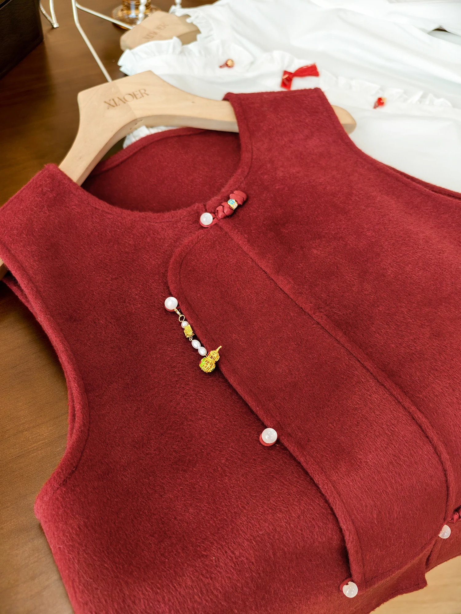New Year Red Fine Wool Vest Irregular Lapel Chinese Style Women's Jacket Comfortable Fit round Neck Regular Length M1245
New Year Red Fine Wool Vest Irregular Lapel Chinese Style Women's Jacket Comfortable Fit round Neck Regular Length M1245