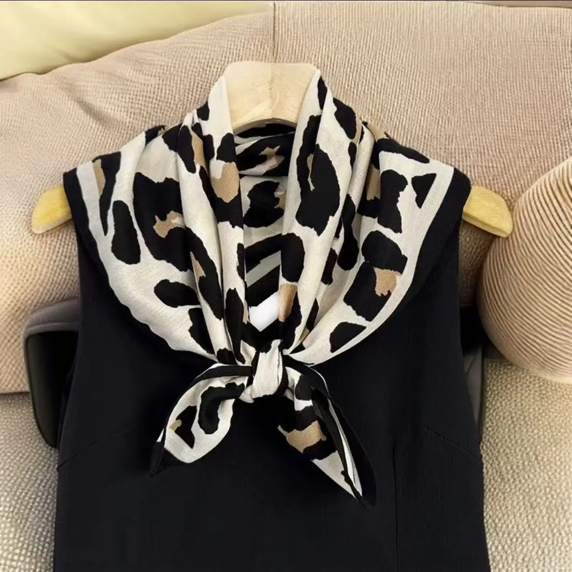 2025 New Fashion 70X70cmPrinted Women's Scarf Pashmina Silk Scarf Square Shawl Decorative Headband Neck Luxury Design Bandana
2025 New Fashion 70X70cmPrinted Women's Scarf Pashmina Silk Scarf Square Shawl Decorative Headband Neck Luxury Design Bandana