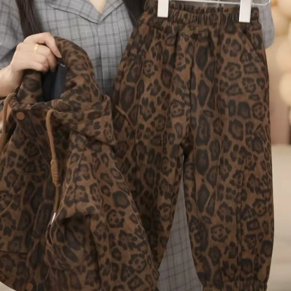 Children's Winter Plush Thick Leopard Pattern Set New Style Cool Handsome Winter Style Two Piece Set Trendy
Children's Winter Plush Thick Leopard Pattern Set New Style Cool Handsome Winter Style Two Piece Set Trendy