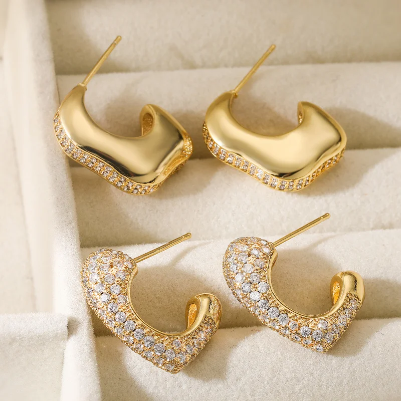 Fashionable Light Luxury Copper Plated 18K Gold Zircon Geometric Stud Earrings with Unique Design and High-end Feel New
Fashionable Light Luxury Copper Plated 18K Gold Zircon Geometric Stud Earrings with Unique Design and High-end Feel New