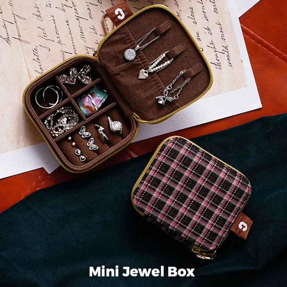 Retro With keychain Jewelry Storage Case Luxury Square Ring Box Lightweight Grid pattern Earrings Necklace Organizer Women Gift
Retro With keychain Jewelry Storage Case Luxury Square Ring Box Lightweight Grid pattern Earrings Necklace Organizer Women Gift