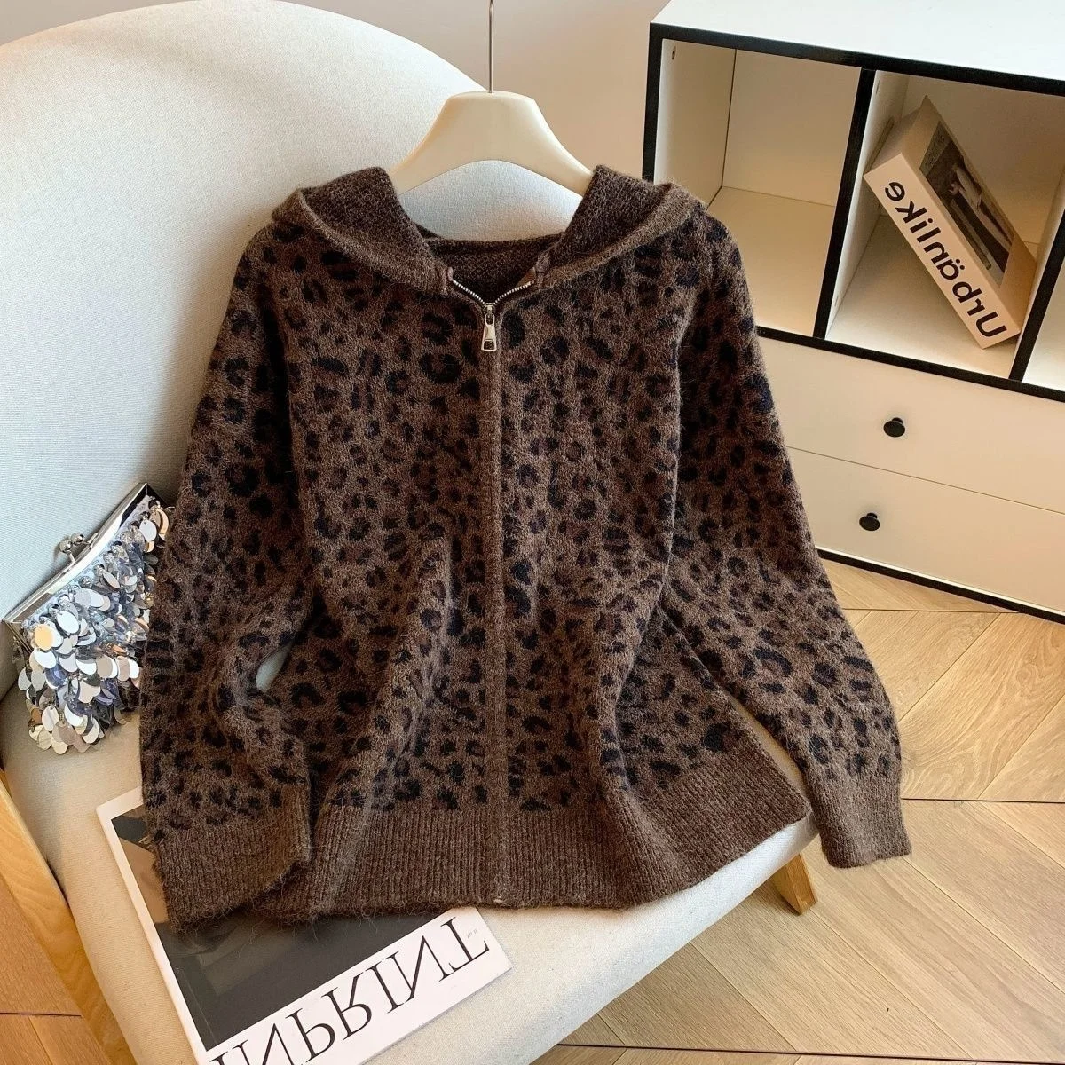 Свитер с леопардовым принтом и капюшоном, женский осенне-зимний новый вязаный кардиган с цветными блоками, свободный универсальный топ с длинными рукавами
Свитер с леопардовым принтом и капюшоном, женский осенне-зимний новый вязаный кардиган с цветными блоками, свободный универсальный топ с длинными рукавами