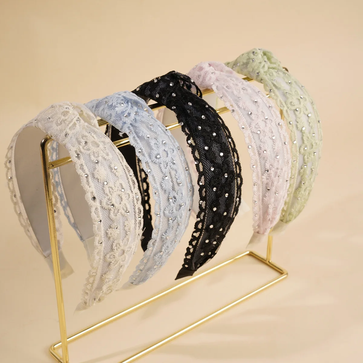 Bohemian headdress, rhinestone, simple, wide-brimmed lace, embroidered floral headband, toothed non-slip hair accessory
Bohemian headdress, rhinestone, simple, wide-brimmed lace, embroidered floral headband, toothed non-slip hair accessory