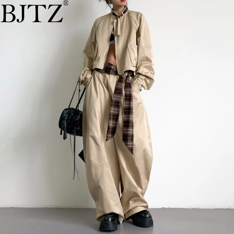 BJTZ Retro Casual Stand Up Collar Khaki Short Jacket Contrasting Color Belt Wide Leg Curved Knife Pant Set For Women 2025 Spring
BJTZ Retro Casual Stand Up Collar Khaki Short Jacket Contrasting Color Belt Wide Leg Curved Knife Pant Set For Women 2025 Spring