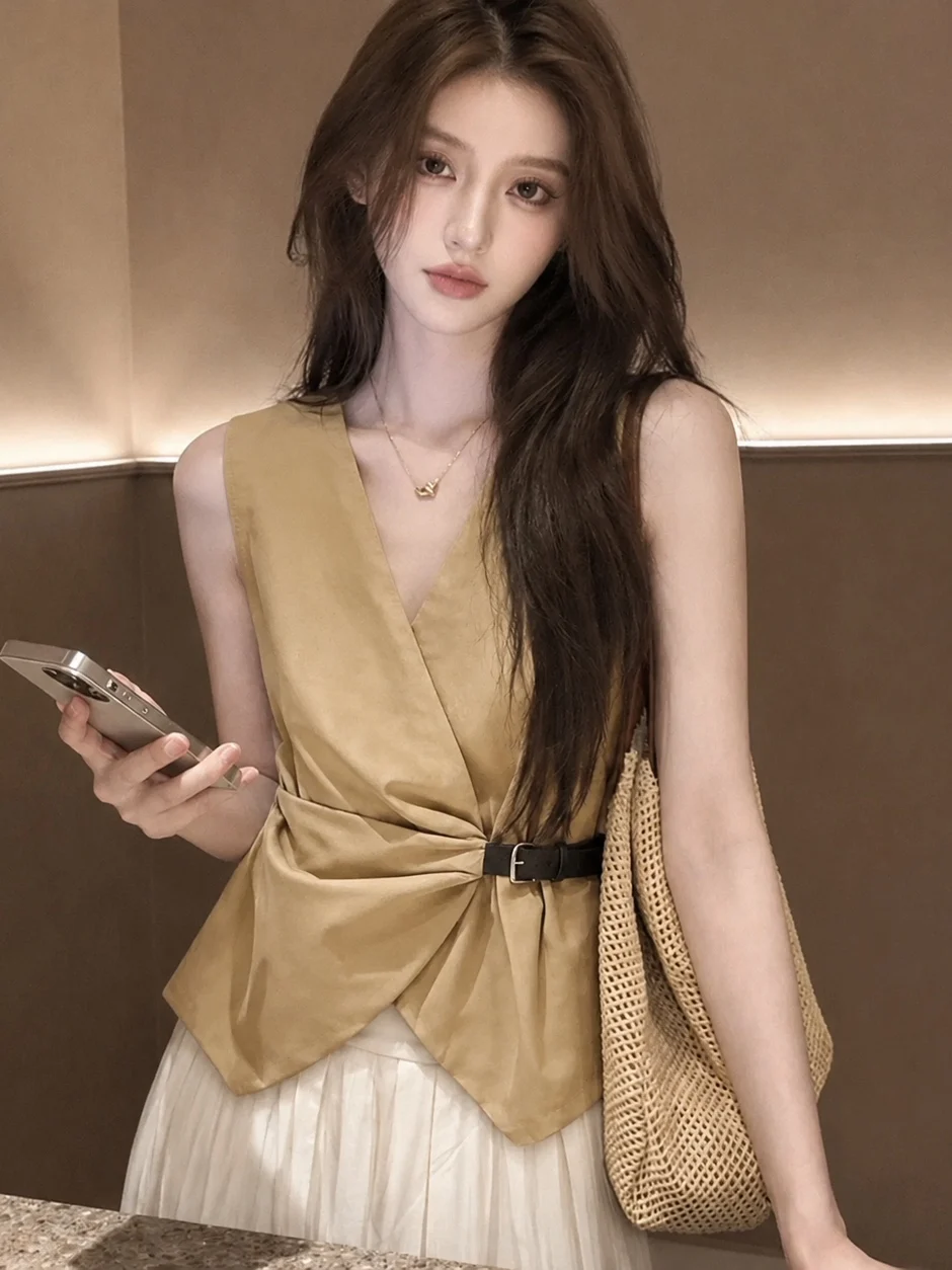 Slim Fit V-Neck Tank Top Women's Commute Style Summer 2026 Fashion Design Sensation Waist Inward Slimming Sleeveless Top
Slim Fit V-Neck Tank Top Women's Commute Style Summer 2026 Fashion Design Sensation Waist Inward Slimming Sleeveless Top