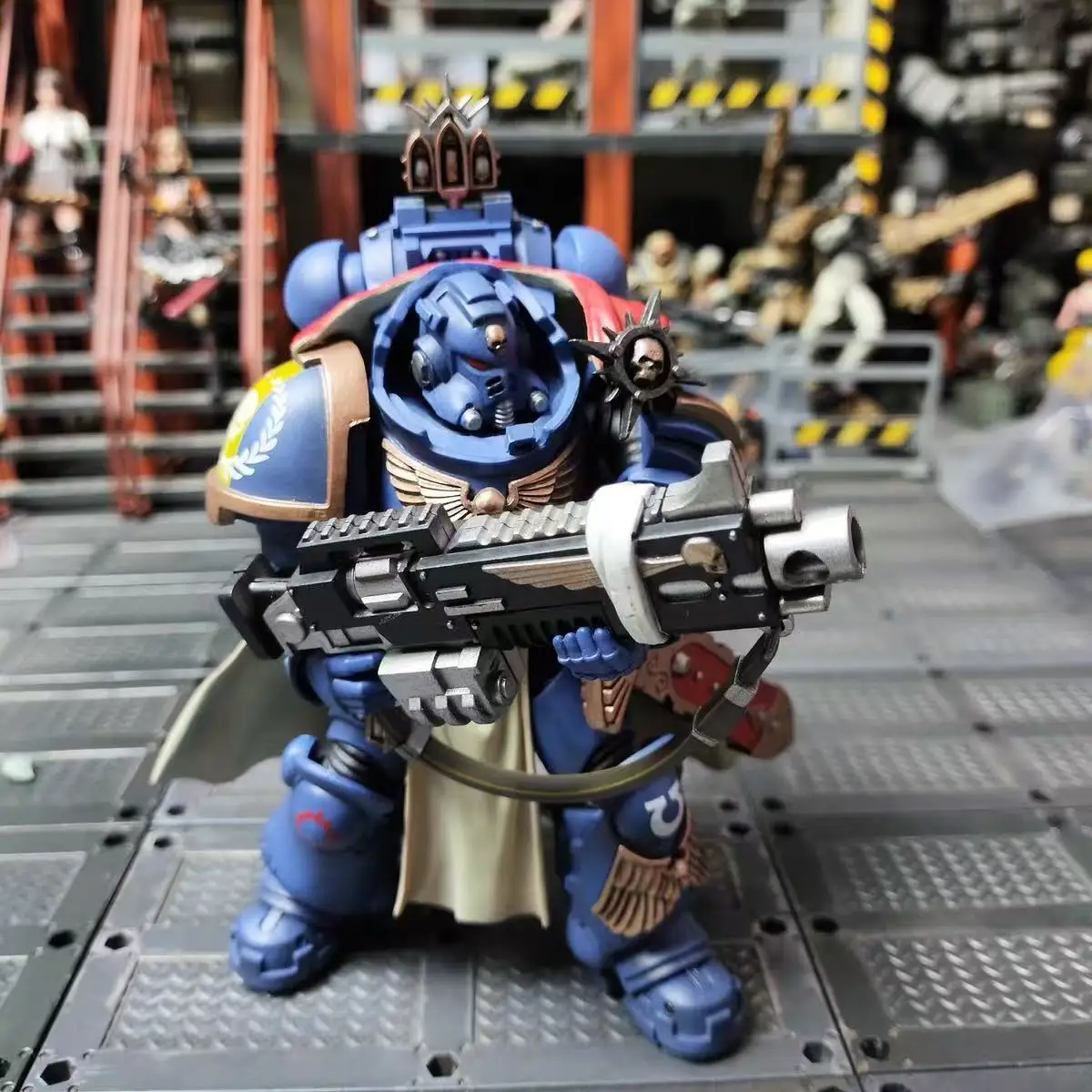 【JOYTOY】1/18 Фигурка Warhammer 40K Ультрамарин Капитан с мастер-работанной винтовкой с тяжелым болтом, военная модель
【JOYTOY】1/18 Фигурка Warhammer 40K Ультрамарин Капитан с мастер-работанной винтовкой с тяжелым болтом, военная модель
