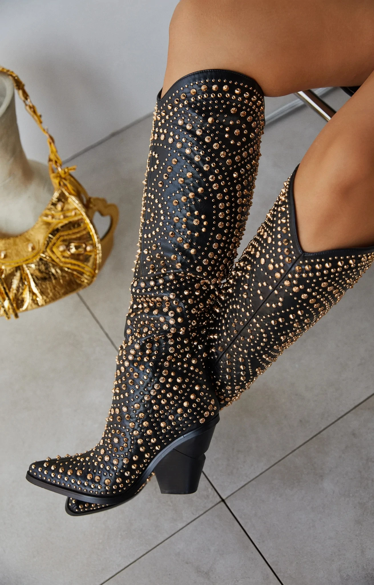 2025 Metallic Rivets Chunky Heels Retro Boots Women Pointed Toe Mixed Color Knee High Boots Lady Square Heels Vintage Boots 44
2025 Metallic Rivets Chunky Heels Retro Boots Women Pointed Toe Mixed Color Knee High Boots Lady Square Heels Vintage Boots 44
