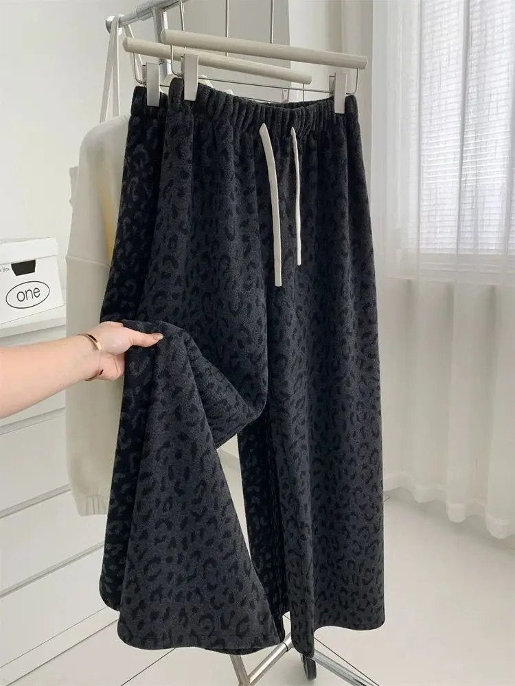 plus Size Thickened Fleece Lined Casual Pants Women's Autumn Winter Slim Straight Floor Length Sweatpants High Waist Wide Leg
plus Size Thickened Fleece Lined Casual Pants Women's Autumn Winter Slim Straight Floor Length Sweatpants High Waist Wide Leg