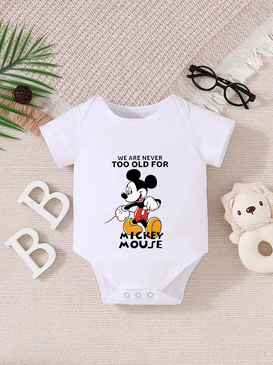 Официально лицензированный детский трикотажный комбинезон Disney "Микки Маус" | Нежная и уютная ткань, ретро-графика с Микки Маусом
Официально лицензированный детский трикотажный комбинезон Disney "Микки Маус" | Нежная и уютная ткань, ретро-графика с Микки Маусом