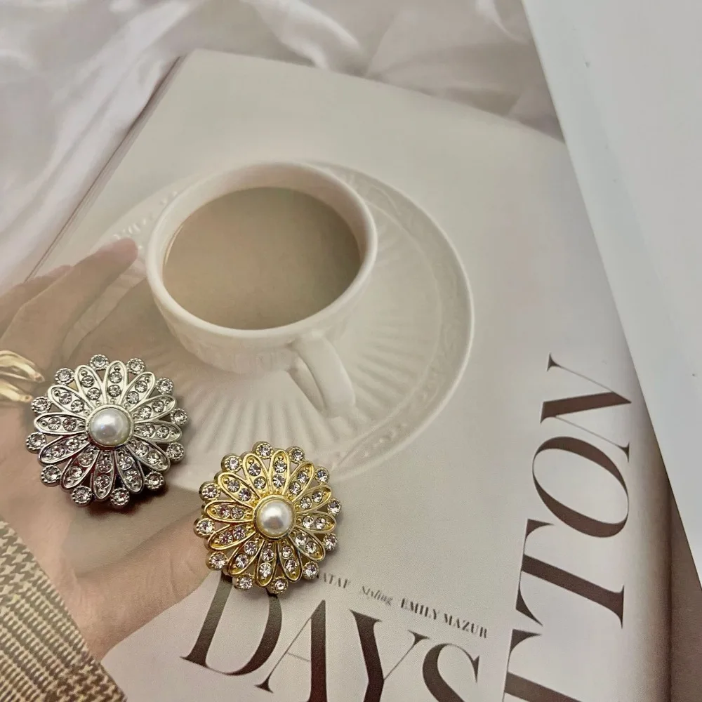 50pcs Fashionable Floral Buttons Shiny Rhinestone Gold/Silver Color Metal Shank Buttons Women's Clothing Accessories
50pcs Fashionable Floral Buttons Shiny Rhinestone Gold/Silver Color Metal Shank Buttons Women's Clothing Accessories