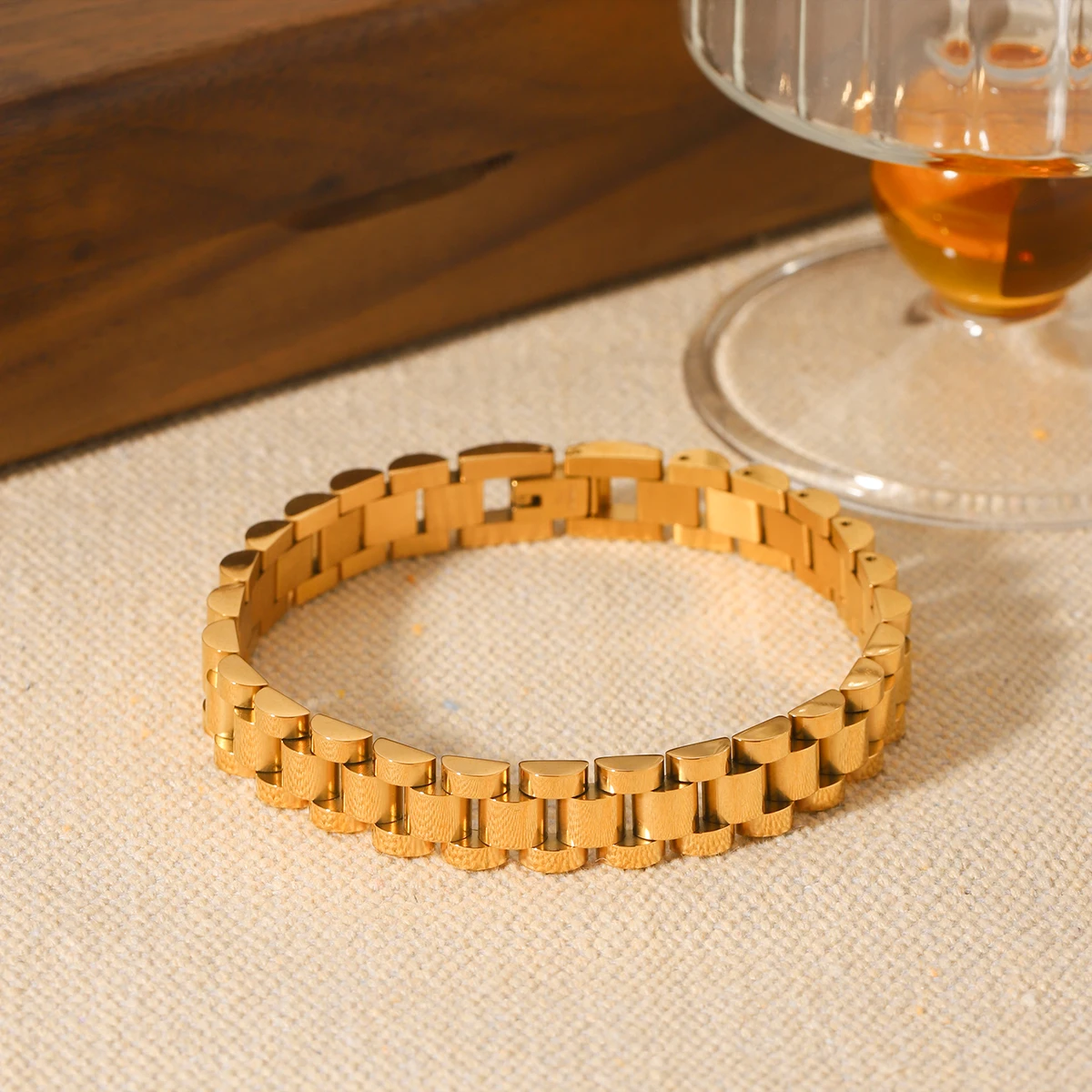 Minimalist Watch Band Style Bracelet For Women Stainless Steel 18K Gold Plated Chunky Hypoallergenic Non Tarnish
Minimalist Watch Band Style Bracelet For Women Stainless Steel 18K Gold Plated Chunky Hypoallergenic Non Tarnish