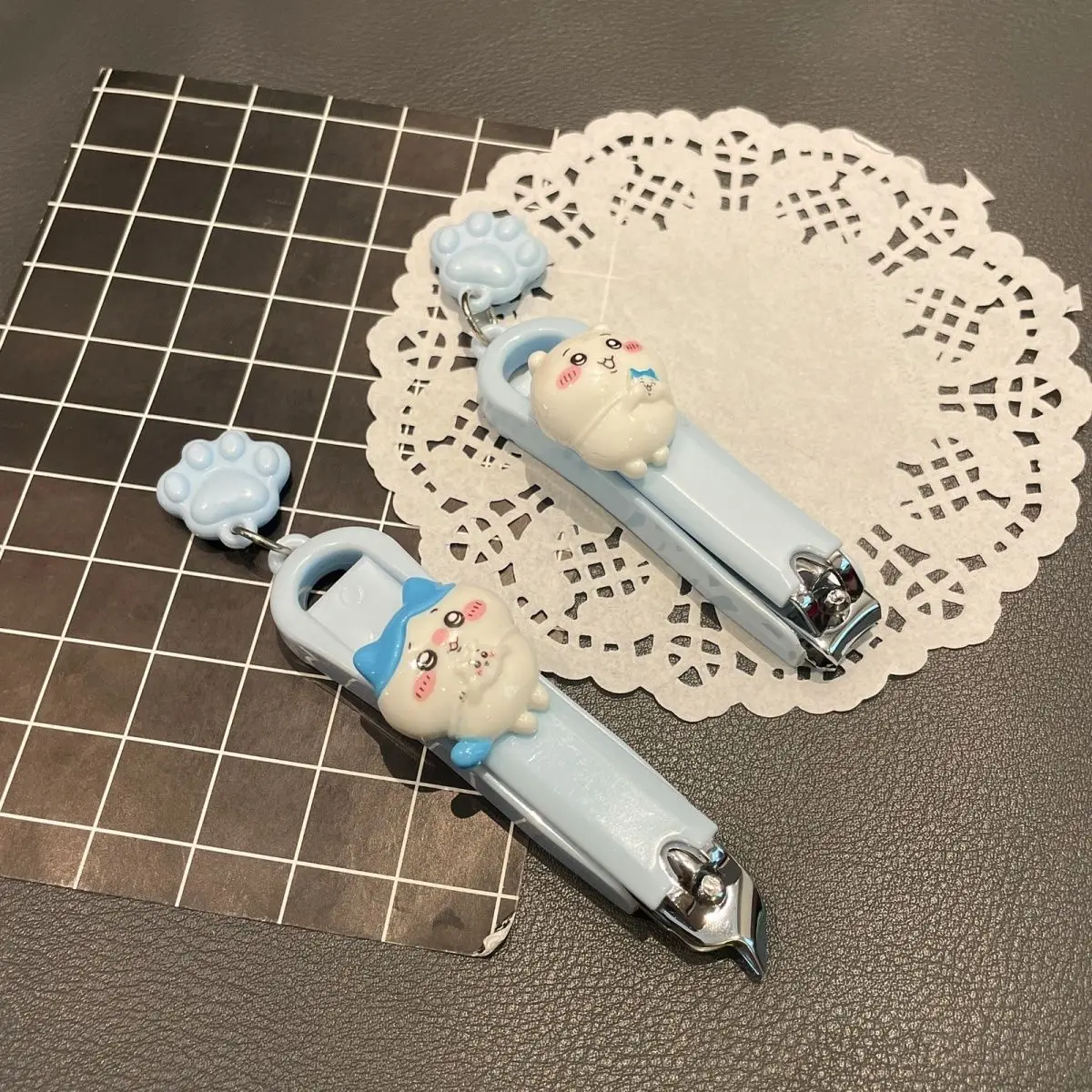 Милые ножницы для ногтей Kawaii Chiikawa с дизайном Hachiware, портативные, маленькие, для детей, студентов, дома, путешествий, ежедневного использования
Милые ножницы для ногтей Kawaii Chiikawa с дизайном Hachiware, портативные, маленькие, для детей, студентов, дома, путешествий, ежедневного использования