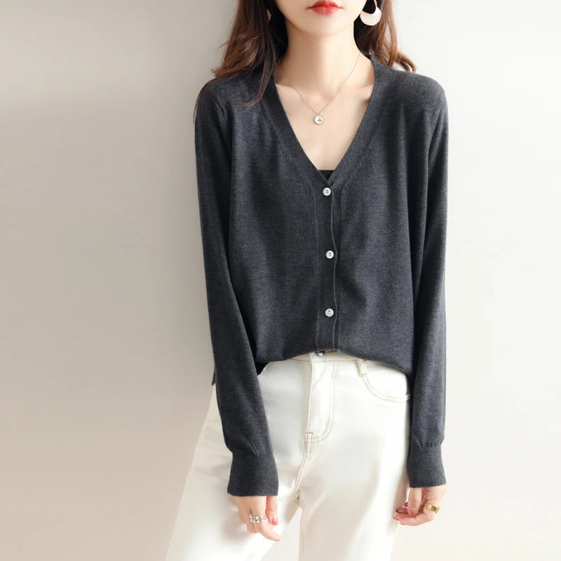 Spring and Autumn women's classic Merino wool cardigan V-neck knitted long sleeved button sweater casual high-quality top
Spring and Autumn women's classic Merino wool cardigan V-neck knitted long sleeved button sweater casual high-quality top