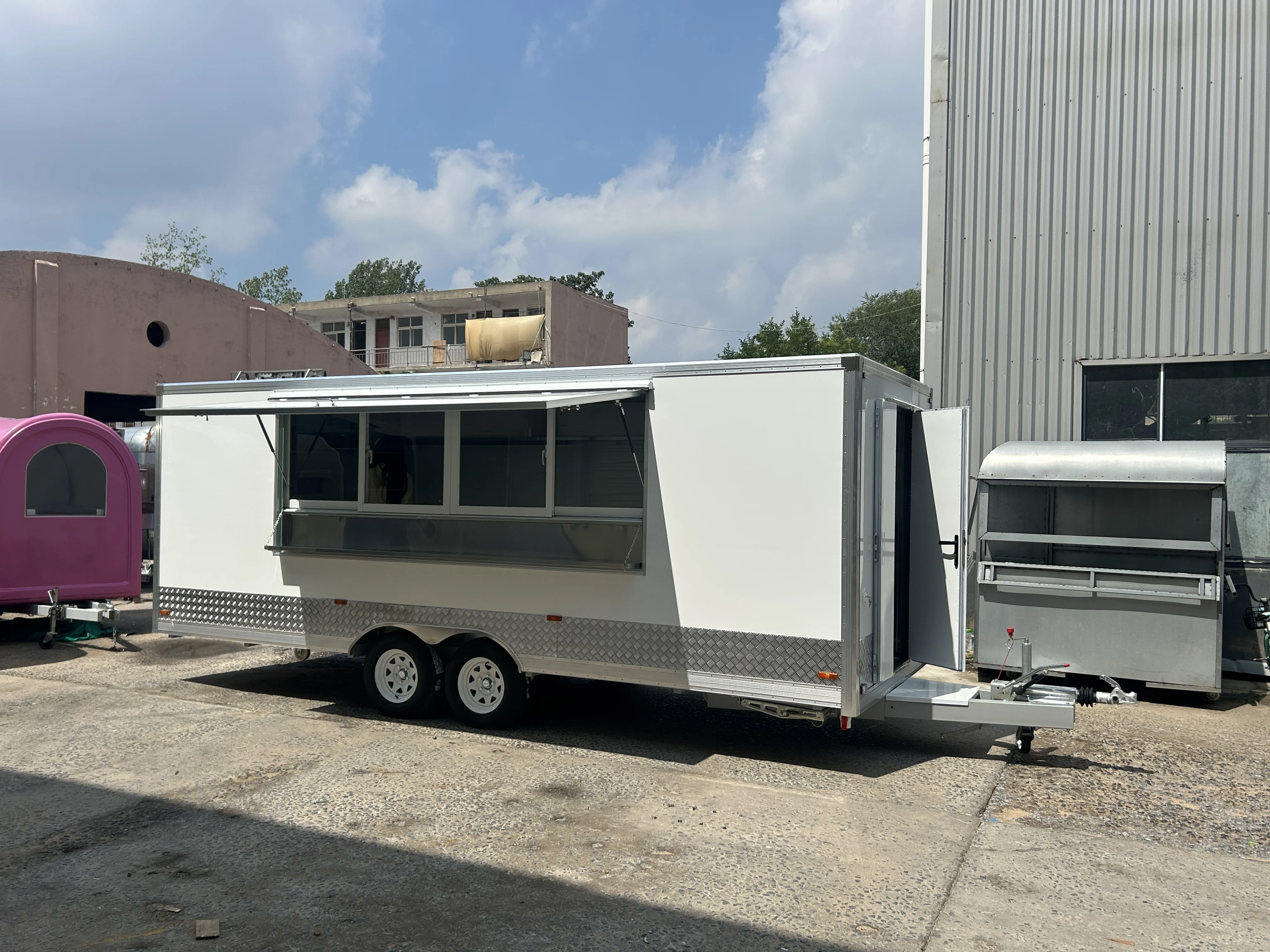 Полностью укомплектованный фудтрак для хот-догов, передвижная кухня (фуд-трейлер) на заказ из США с полным комплектом оборудования для ресторана
Полностью укомплектованный фудтрак для хот-догов, передвижная кухня (фуд-трейлер) на заказ из США с полным комплектом оборудования для ресторана