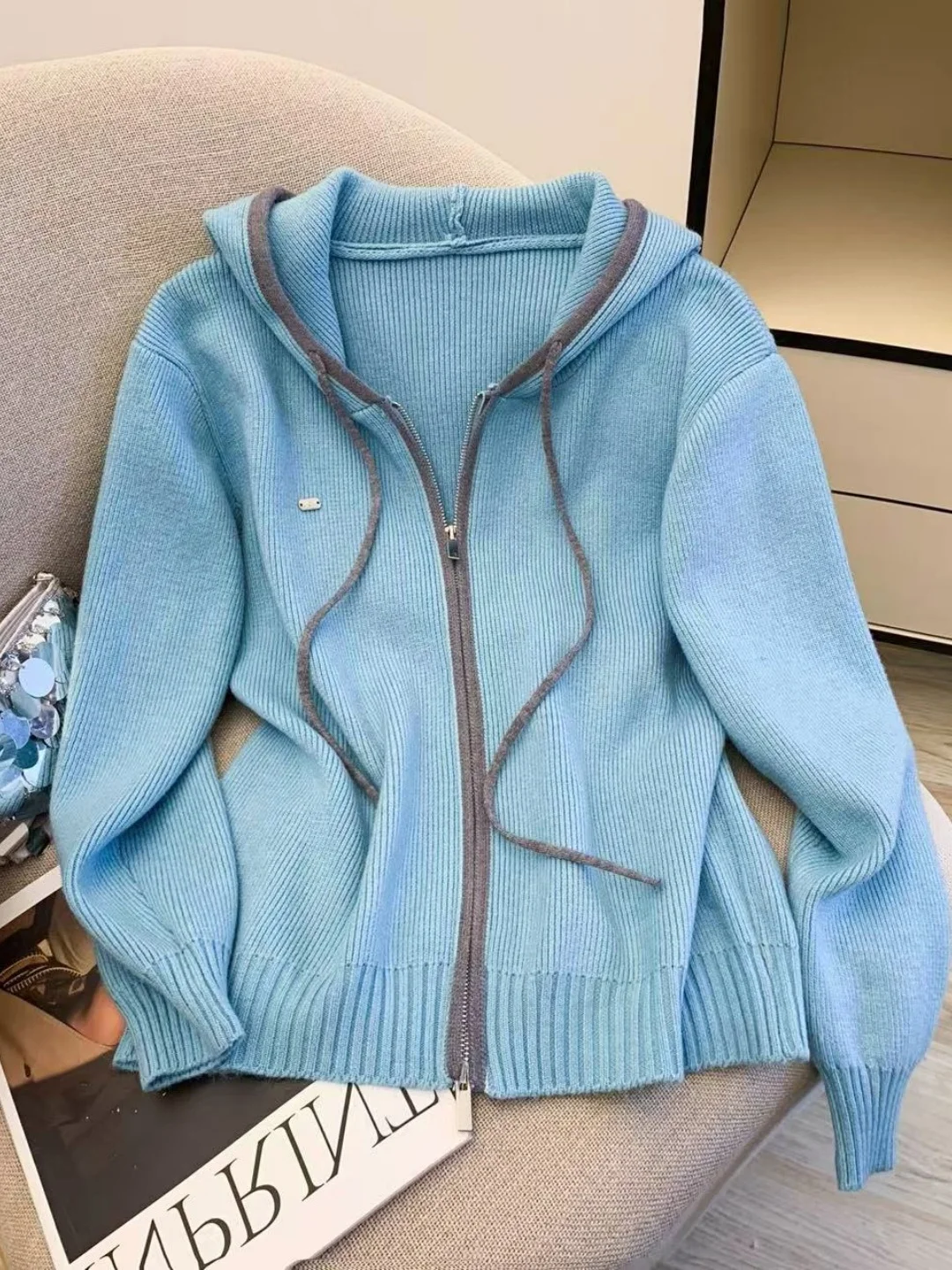 Синий вязаный кардиган-свитер женский свободного кроя с двойной молнией, осенне-зимняя новинка, повседневный, с эффектом высокого класса, верхняя одежда
Синий вязаный кардиган-свитер женский свободного кроя с двойной молнией, осенне-зимняя новинка, повседневный, с эффектом высокого класса, верхняя одежда